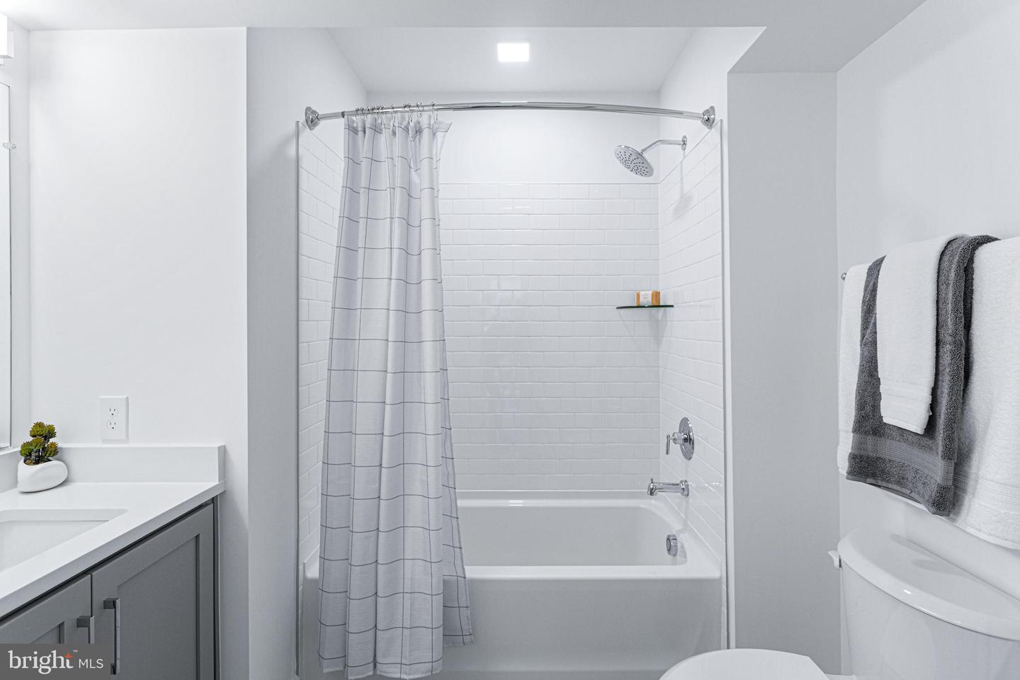 701 N HENRY ST #205, ALEXANDRIA, Virginia 22314, 2 Bedrooms Bedrooms, ,2 BathroomsBathrooms,Residential,For sale,701 N HENRY ST #205,VAAX2046294 MLS # VAAX2046294