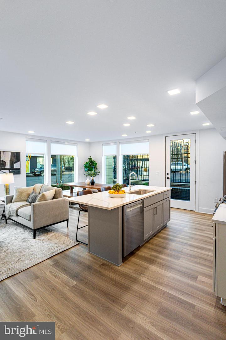 701 N HENRY ST #205, ALEXANDRIA, Virginia 22314, 2 Bedrooms Bedrooms, ,2 BathroomsBathrooms,Residential,For sale,701 N HENRY ST #205,VAAX2046294 MLS # VAAX2046294