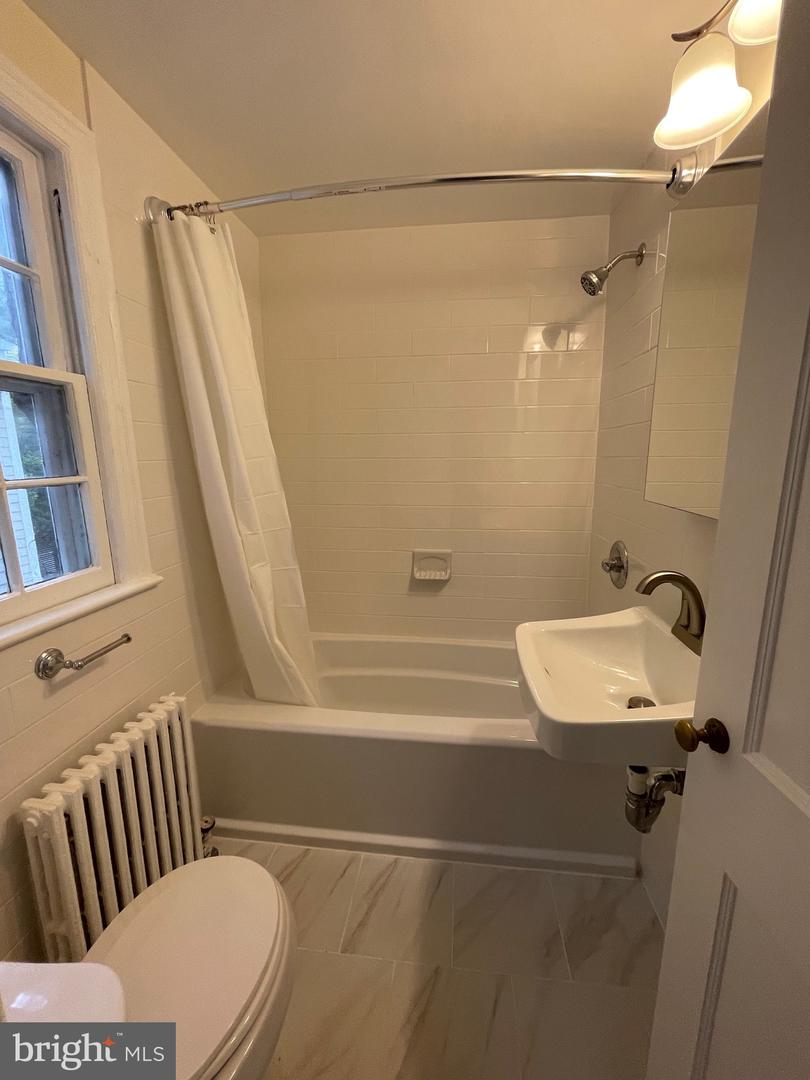 621 N KENSINGTON ST, ARLINGTON, Virginia 22205, 3 Bedrooms Bedrooms, ,1 BathroomBathrooms,Residential,For sale,621 N KENSINGTON ST,VAAR2055398 MLS # VAAR2055398
