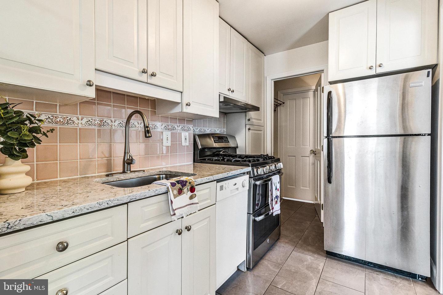 2108 26TH ST S, ARLINGTON, Virginia 22206, 2 Bedrooms Bedrooms, ,1 BathroomBathrooms,Residential,For sale,2108 26TH ST S,VAAR2058342 MLS # VAAR2058342