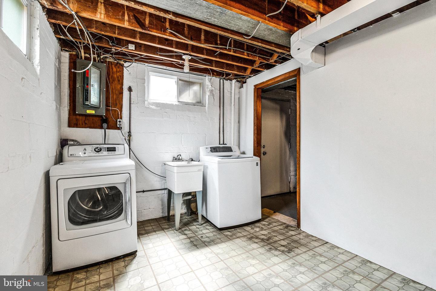 2108 26TH ST S, ARLINGTON, Virginia 22206, 2 Bedrooms Bedrooms, ,1 BathroomBathrooms,Residential,For sale,2108 26TH ST S,VAAR2058342 MLS # VAAR2058342