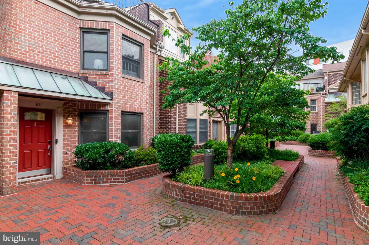 611 N TAZEWELL ST, ARLINGTON, Virginia 22203, 3 Bedrooms Bedrooms, ,3 BathroomsBathrooms,Residential,For sale,611 N TAZEWELL ST,VAAR2058622 MLS # VAAR2058622
