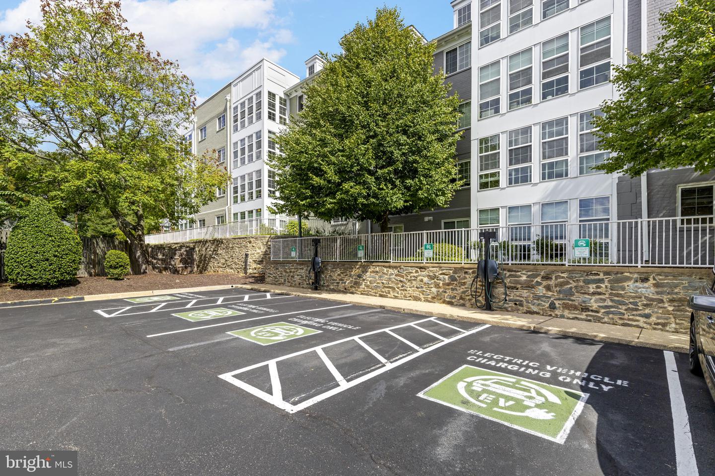 4167 S FOUR MILE RUN DR #103, ARLINGTON, Virginia 22204, 2 Bedrooms Bedrooms, ,2 BathroomsBathrooms,Residential,For sale,4167 S FOUR MILE RUN DR #103,VAAR2058726 MLS # VAAR2058726