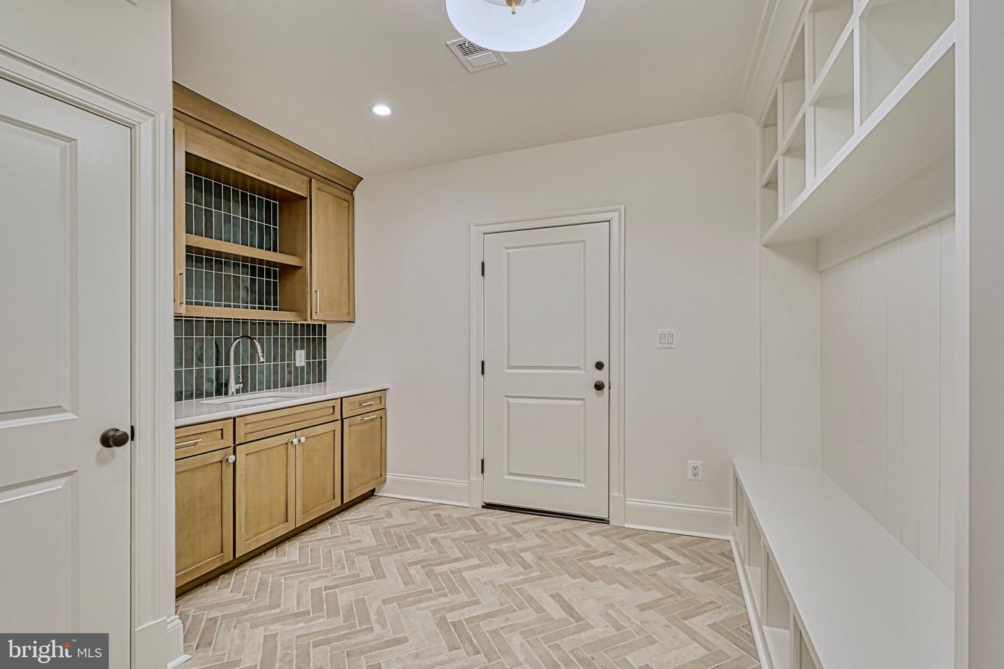 4740 34TH RD N, ARLINGTON, Virginia 22207, 6 Bedrooms Bedrooms, ,6 BathroomsBathrooms,Residential,For sale,4740 34TH RD N,VAAR2058848 MLS # VAAR2058848