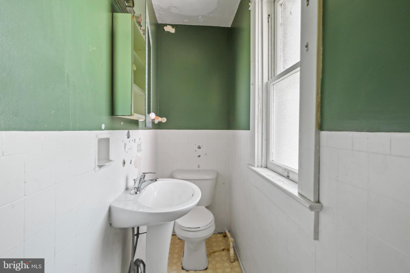 521-1/2 N LOUDOUN ST, WINCHESTER, Virginia 22601, 4 Bedrooms Bedrooms, 8 Rooms Rooms,1 BathroomBathrooms,Residential,For sale,521-1/2 N LOUDOUN ST,VAWI2007934 MLS # VAWI2007934