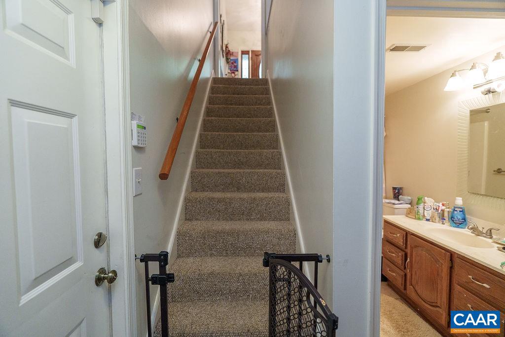 2220 RIDGEWAY LN, CHARLOTTESVILLE, Virginia 22911, 5 Bedrooms Bedrooms, ,3 BathroomsBathrooms,Residential,For sale,2220 RIDGEWAY LN,665556 MLS # 665556