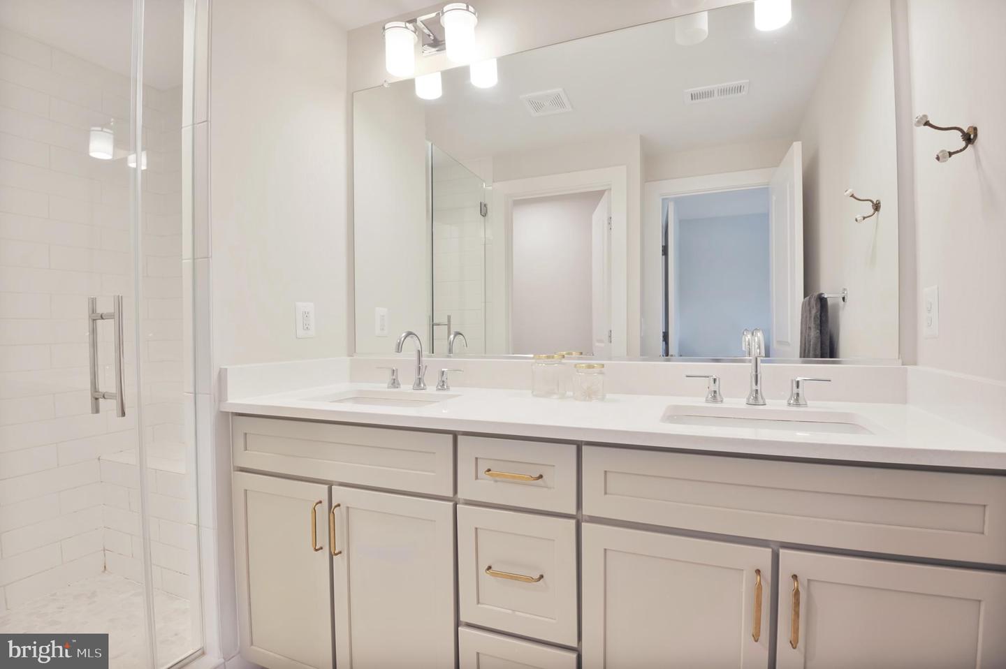 5146 RIDGEVIEW RETREAT DR, CHANTILLY, Virginia 20151, 4 Bedrooms Bedrooms, ,3 BathroomsBathrooms,Residential,For sale,5146 RIDGEVIEW RETREAT DR,VAFX2245886 MLS # VAFX2245886