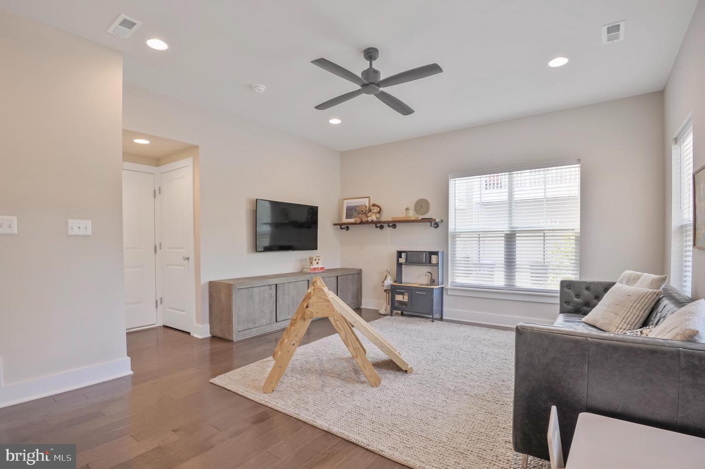 5146 RIDGEVIEW RETREAT DR, CHANTILLY, Virginia 20151, 4 Bedrooms Bedrooms, ,3 BathroomsBathrooms,Residential,For sale,5146 RIDGEVIEW RETREAT DR,VAFX2245886 MLS # VAFX2245886