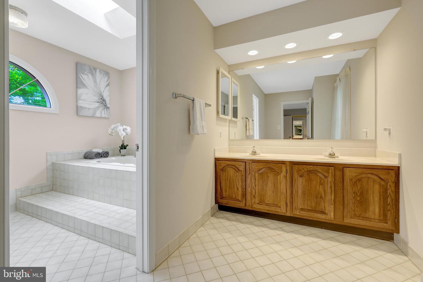 2982 FRANKLIN OAKS DR, HERNDON, Virginia 20171, 4 Bedrooms Bedrooms, ,2 BathroomsBathrooms,Residential,For sale,2982 FRANKLIN OAKS DR,VAFX2244914 MLS # VAFX2244914