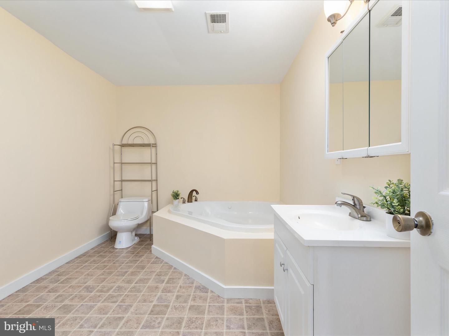305 WINCHESTER DR, WINCHESTER, Virginia 22602, 2 Bedrooms Bedrooms, ,2 BathroomsBathrooms,Residential,For sale,305 WINCHESTER DR,VAFV2034742 MLS # VAFV2034742