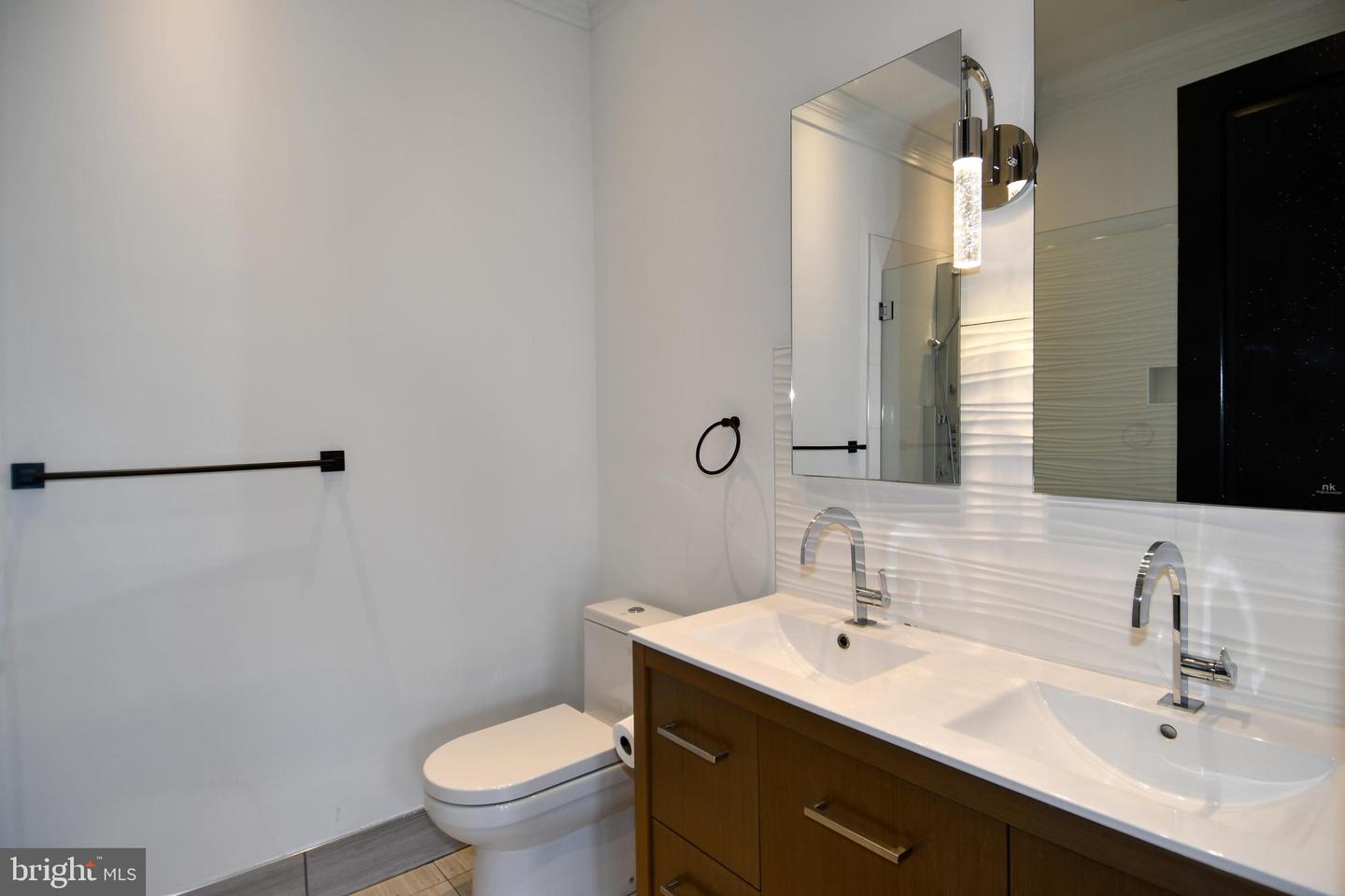 719 12TH ST SE #3, WASHINGTON, District Of Columbia 20003, 2 Bedrooms Bedrooms, ,3 BathroomsBathrooms,Residential,For sale,719 12TH ST SE #3,DCDC2204048 MLS # DCDC2204048