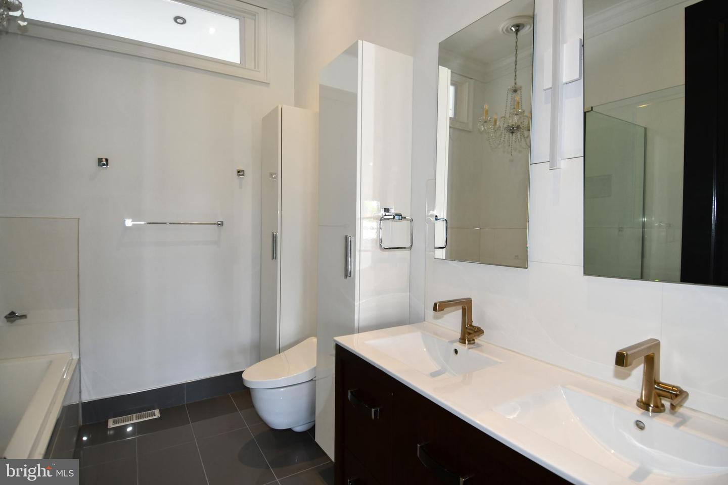 719 12TH ST SE #3, WASHINGTON, District Of Columbia 20003, 2 Bedrooms Bedrooms, ,3 BathroomsBathrooms,Residential,For sale,719 12TH ST SE #3,DCDC2204048 MLS # DCDC2204048