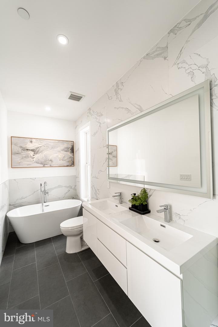 2517 ONTARIO RD NW #PH8, WASHINGTON, District Of Columbia 20009, 2 Bedrooms Bedrooms, ,2 BathroomsBathrooms,Residential,For sale,2517 ONTARIO RD NW #PH8,DCDC2204896 MLS # DCDC2204896
