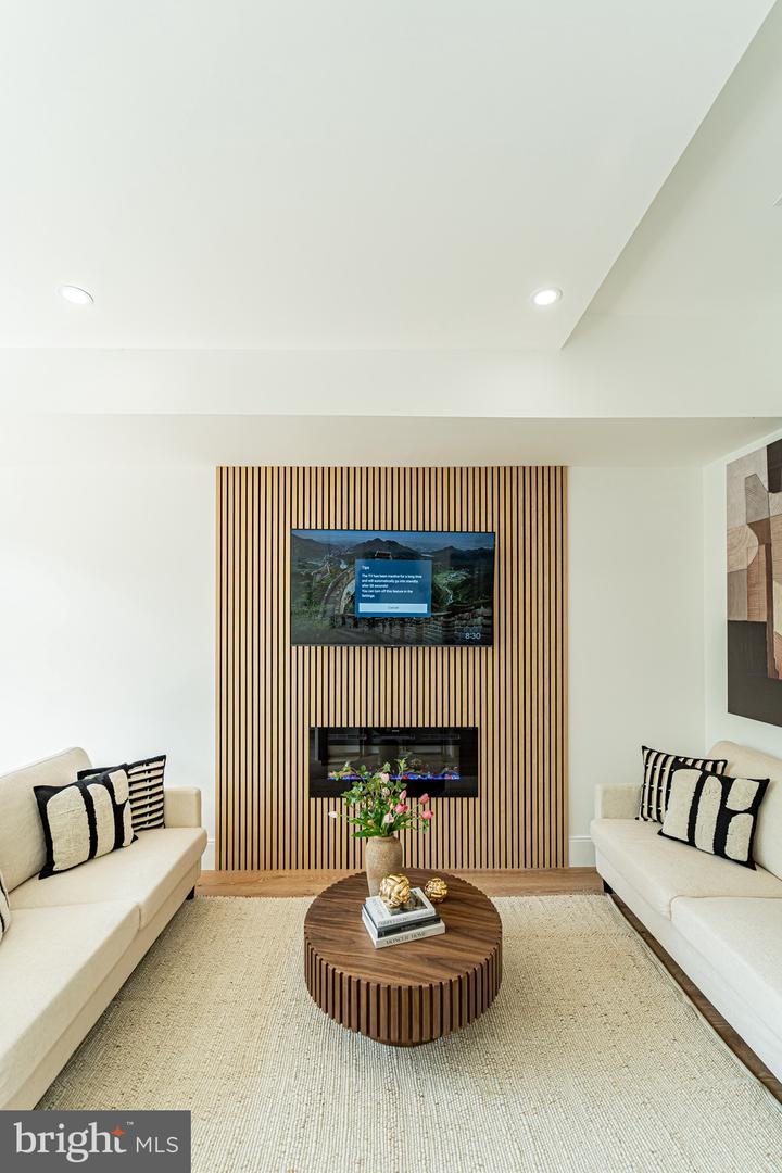 2517 ONTARIO RD NW #PH8, WASHINGTON, District Of Columbia 20009, 2 Bedrooms Bedrooms, ,2 BathroomsBathrooms,Residential,For sale,2517 ONTARIO RD NW #PH8,DCDC2204896 MLS # DCDC2204896