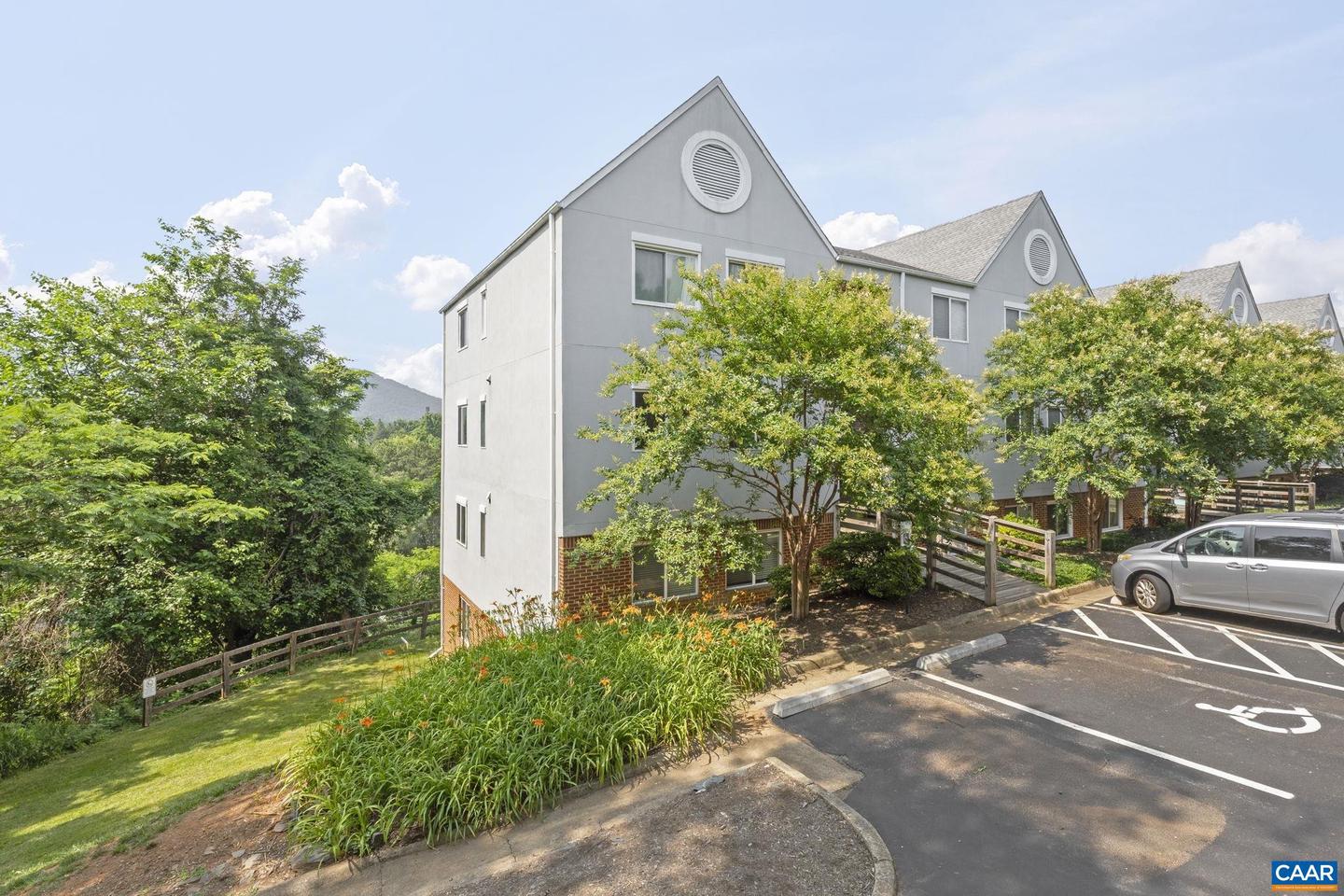 1612 F MONTICELLO AVE, CHARLOTTESVILLE, Virginia 22902, 2 Bedrooms Bedrooms, ,2 BathroomsBathrooms,Residential,For sale,1612 F MONTICELLO AVE,665581 MLS # 665581