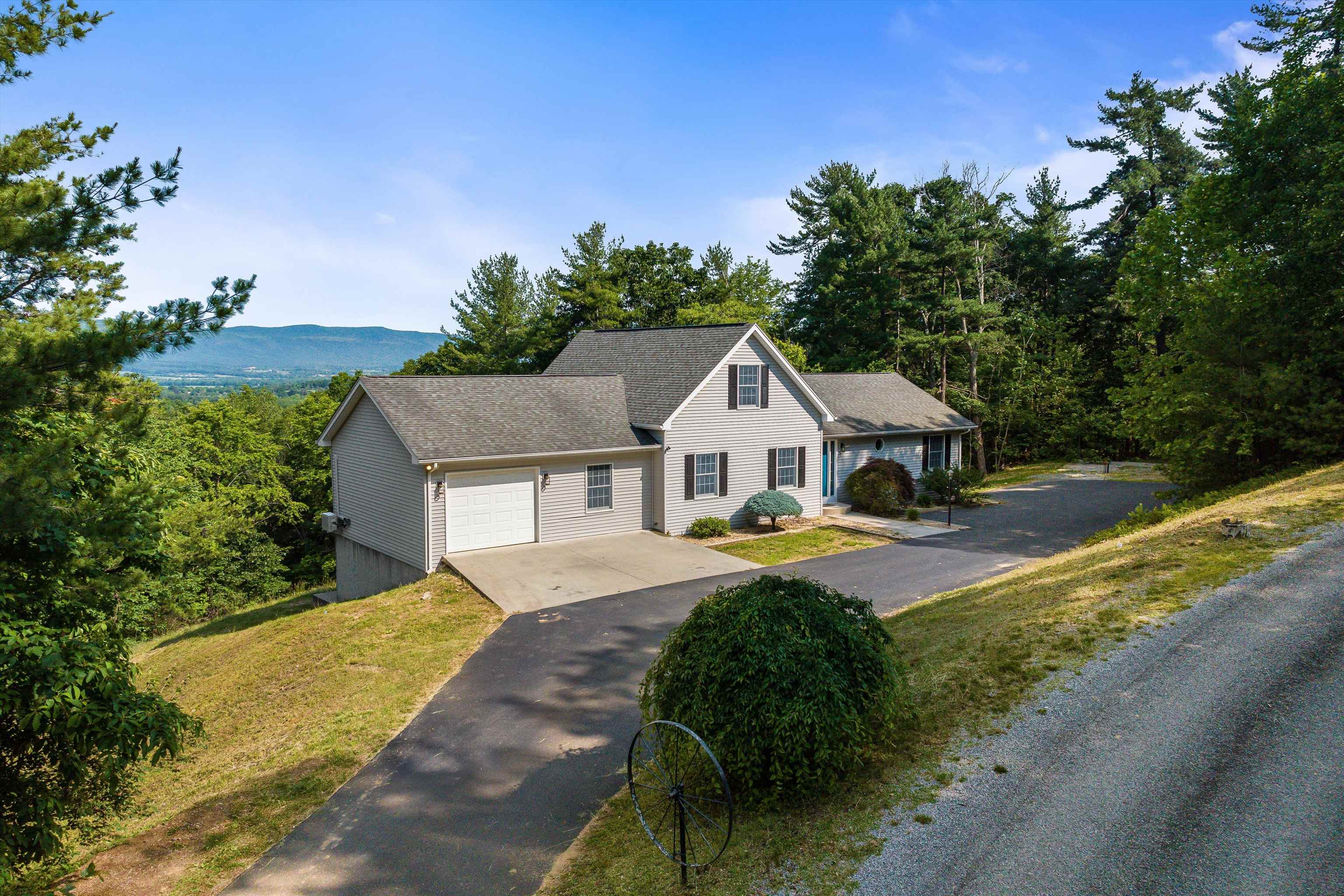 415 KNOB RD, ELKTON, Virginia 22827, 5 Bedrooms Bedrooms, ,4 BathroomsBathrooms,Residential,415 KNOB RD,665614 MLS # 665614