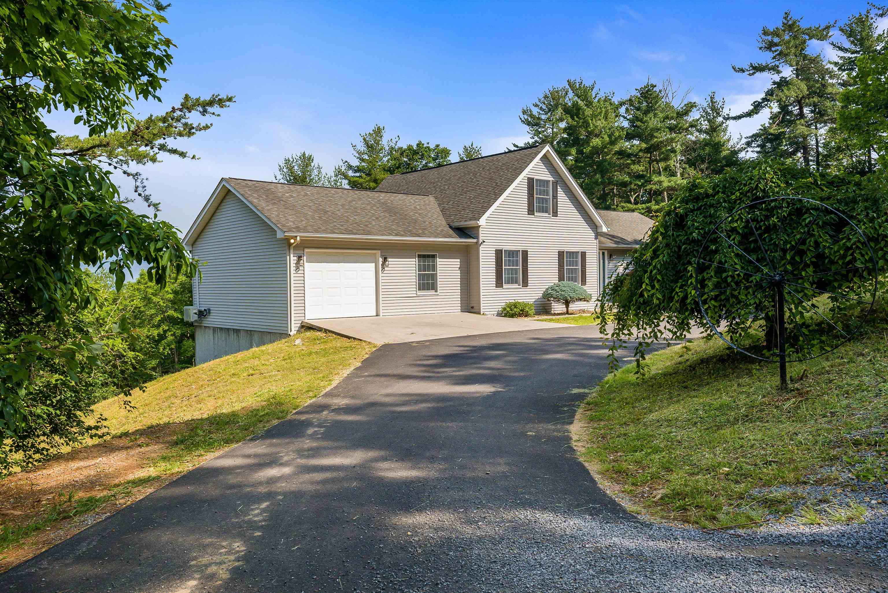 415 KNOB RD, ELKTON, Virginia 22827, 5 Bedrooms Bedrooms, ,4 BathroomsBathrooms,Residential,415 KNOB RD,665614 MLS # 665614