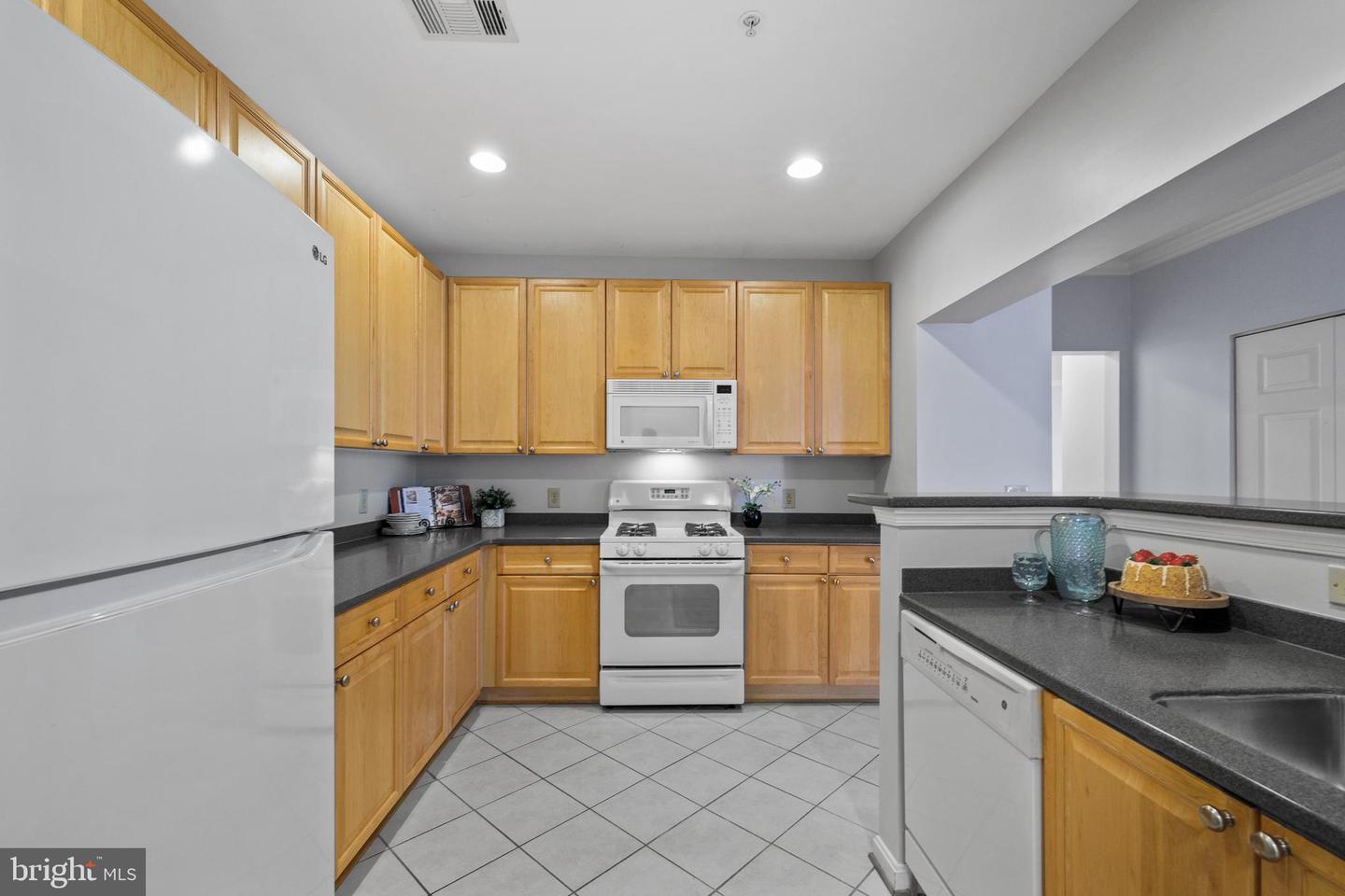 4950 BRENMAN PARK DR #301, ALEXANDRIA, Virginia 22304, 2 Bedrooms Bedrooms, ,2 BathroomsBathrooms,Residential,For sale,4950 BRENMAN PARK DR #301,VAAX2045426 MLS # VAAX2045426
