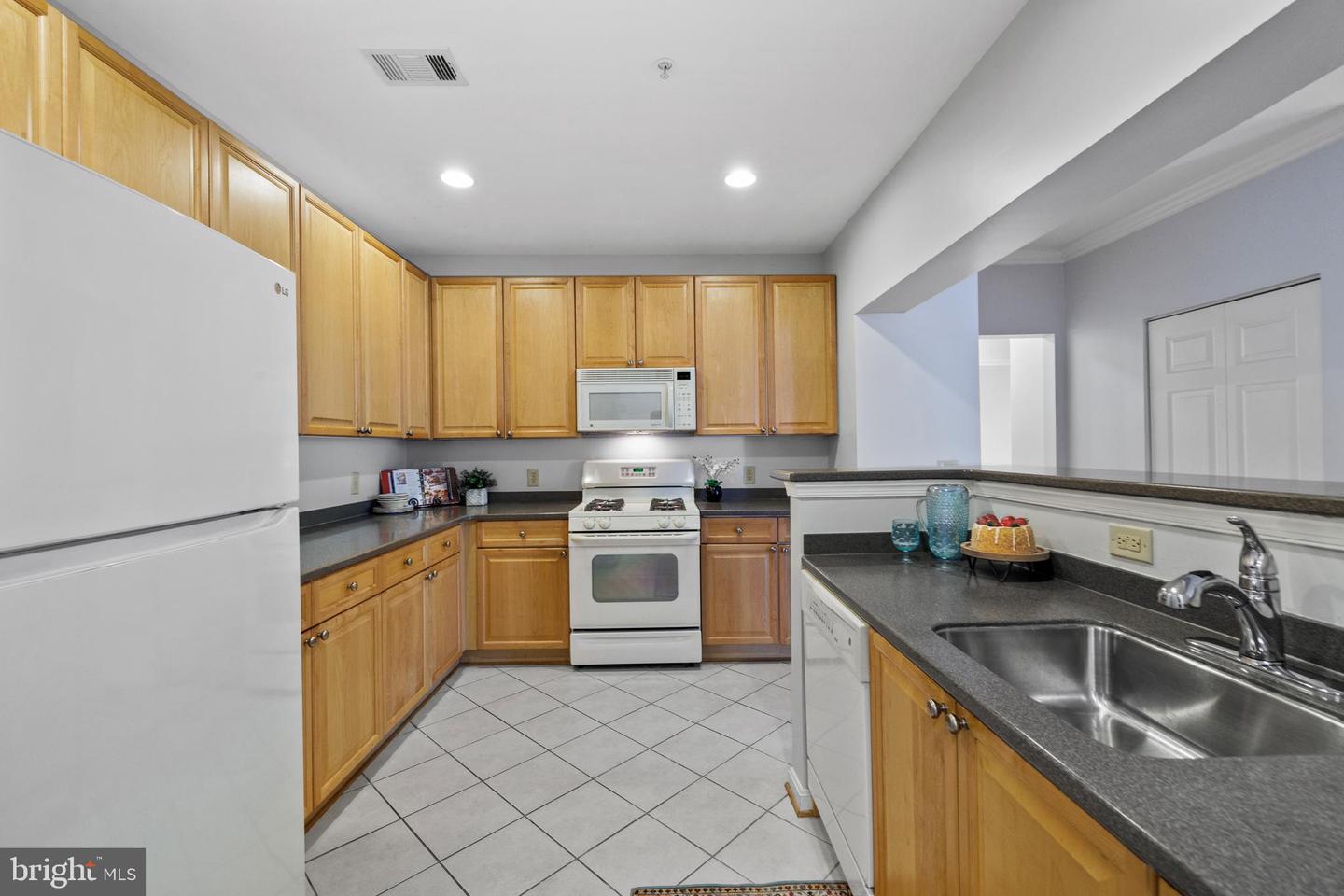 4950 BRENMAN PARK DR #301, ALEXANDRIA, Virginia 22304, 2 Bedrooms Bedrooms, ,2 BathroomsBathrooms,Residential,For sale,4950 BRENMAN PARK DR #301,VAAX2045426 MLS # VAAX2045426