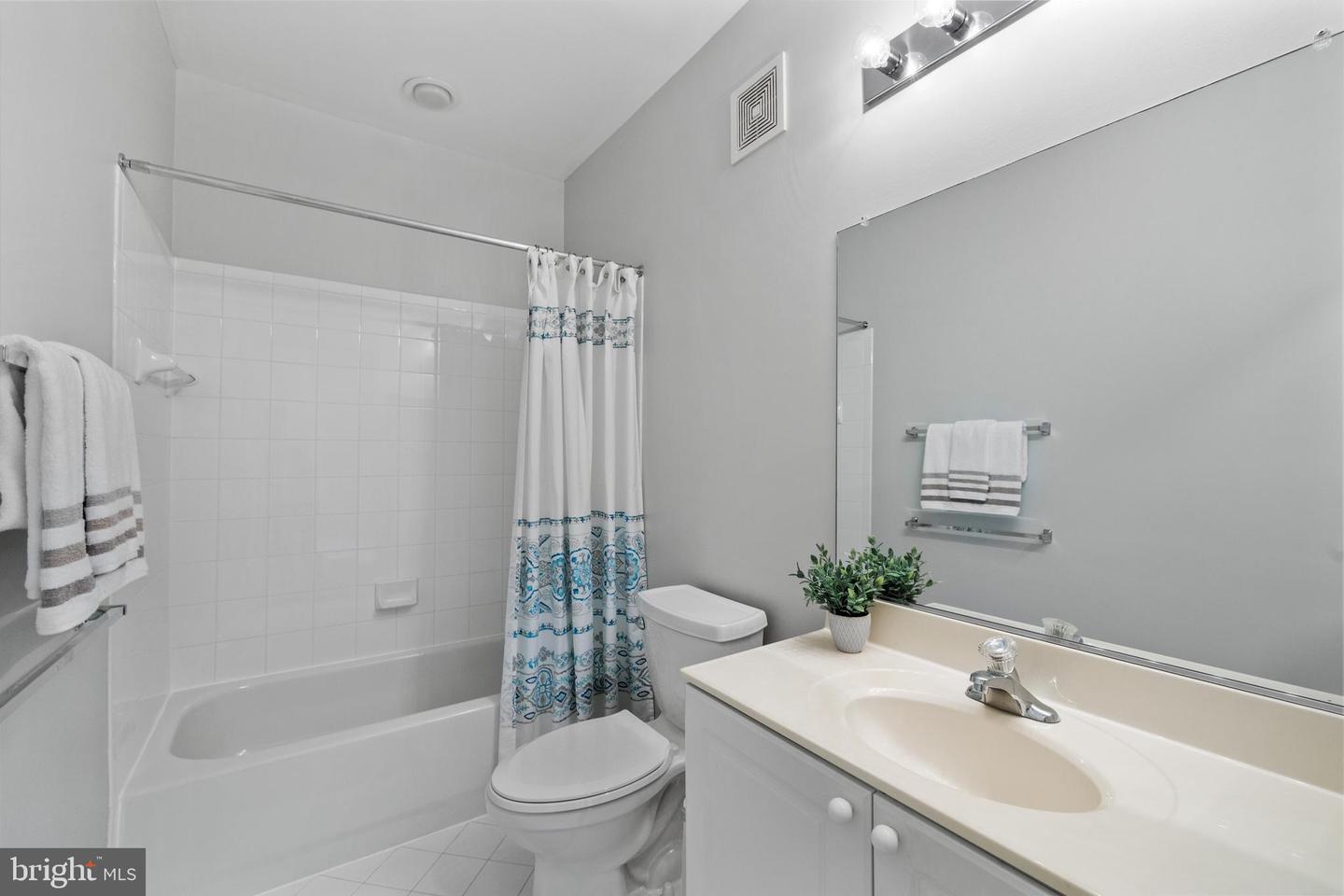 4950 BRENMAN PARK DR #301, ALEXANDRIA, Virginia 22304, 2 Bedrooms Bedrooms, ,2 BathroomsBathrooms,Residential,For sale,4950 BRENMAN PARK DR #301,VAAX2045426 MLS # VAAX2045426