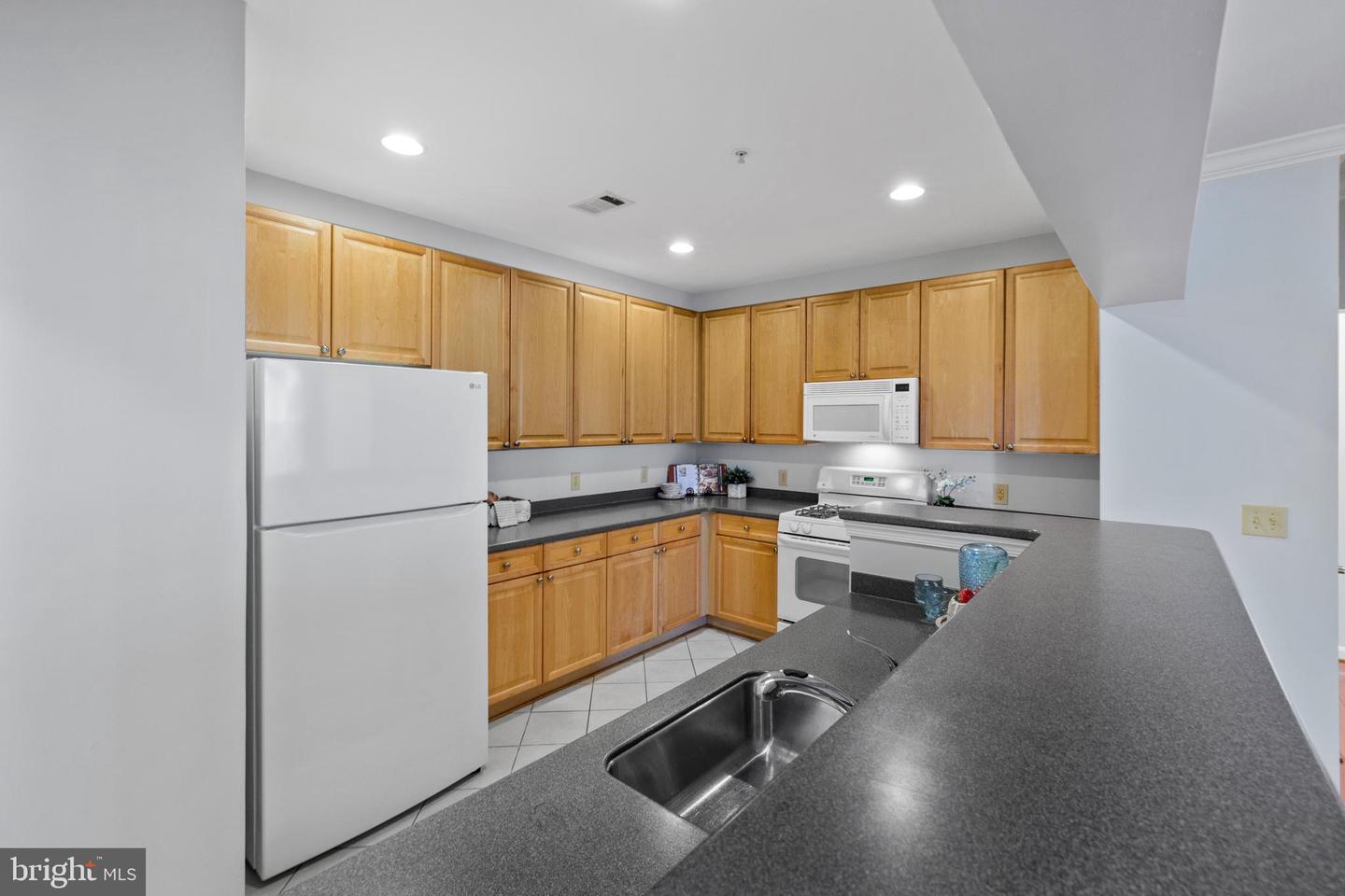 4950 BRENMAN PARK DR #301, ALEXANDRIA, Virginia 22304, 2 Bedrooms Bedrooms, ,2 BathroomsBathrooms,Residential,For sale,4950 BRENMAN PARK DR #301,VAAX2045426 MLS # VAAX2045426