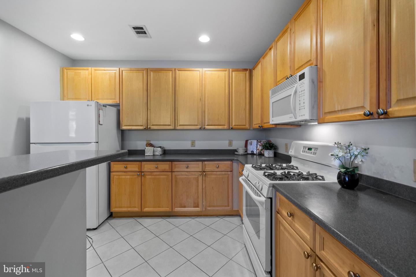 4950 BRENMAN PARK DR #301, ALEXANDRIA, Virginia 22304, 2 Bedrooms Bedrooms, ,2 BathroomsBathrooms,Residential,For sale,4950 BRENMAN PARK DR #301,VAAX2045426 MLS # VAAX2045426