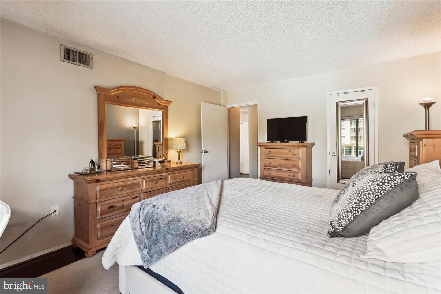 4500 S FOUR MILE RUN DR #110, ARLINGTON, Virginia 22204, 1 Bedroom Bedrooms, ,1 BathroomBathrooms,Residential,For sale,4500 S FOUR MILE RUN DR #110,VAAR2057272 MLS # VAAR2057272