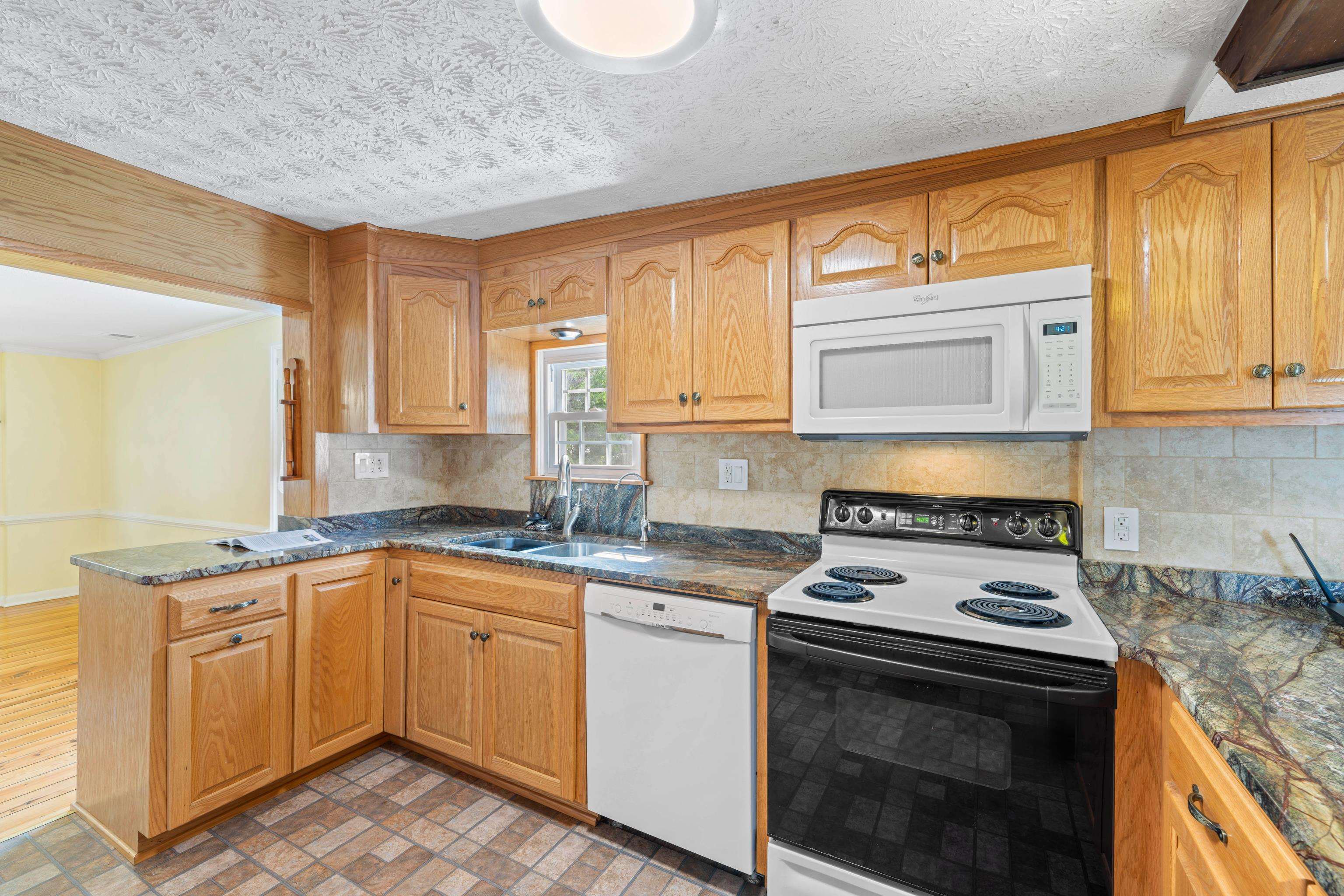 887 NATURAL CHIMNEYS RD, MOUNT SOLON, Virginia 22843, 4 Bedrooms Bedrooms, ,3 BathroomsBathrooms,Residential,887 NATURAL CHIMNEYS RD,665647 MLS # 665647