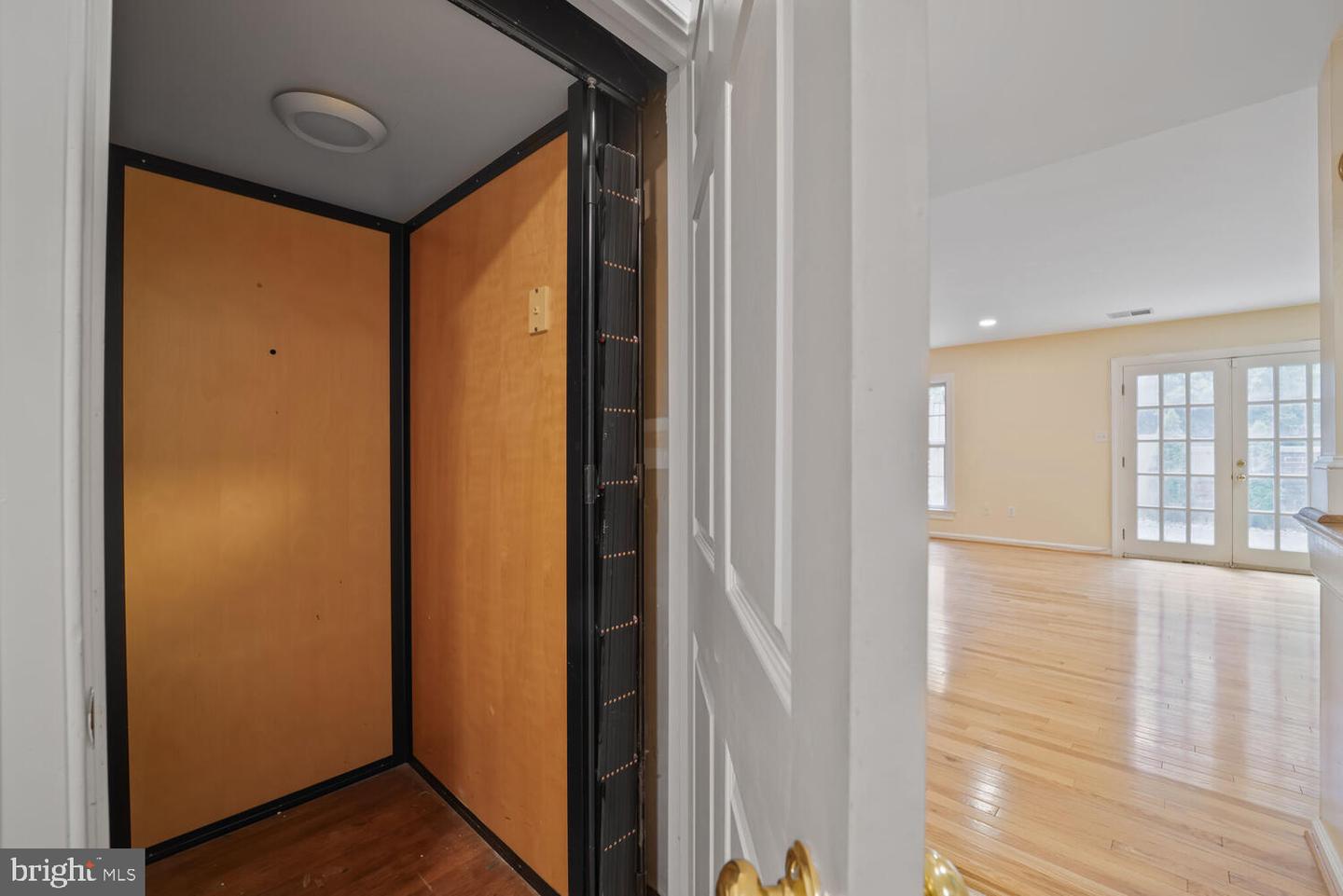 2053 MAYFAIR MCLEAN, FALLS CHURCH, Virginia 22043, 3 Bedrooms Bedrooms, ,3 BathroomsBathrooms,Residential,For sale,2053 MAYFAIR MCLEAN,VAFX2243542 MLS # VAFX2243542