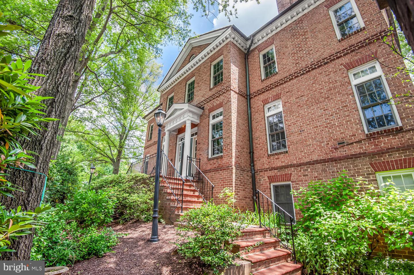 2053 MAYFAIR MCLEAN, FALLS CHURCH, Virginia 22043, 3 Bedrooms Bedrooms, ,3 BathroomsBathrooms,Residential,For sale,2053 MAYFAIR MCLEAN,VAFX2243542 MLS # VAFX2243542