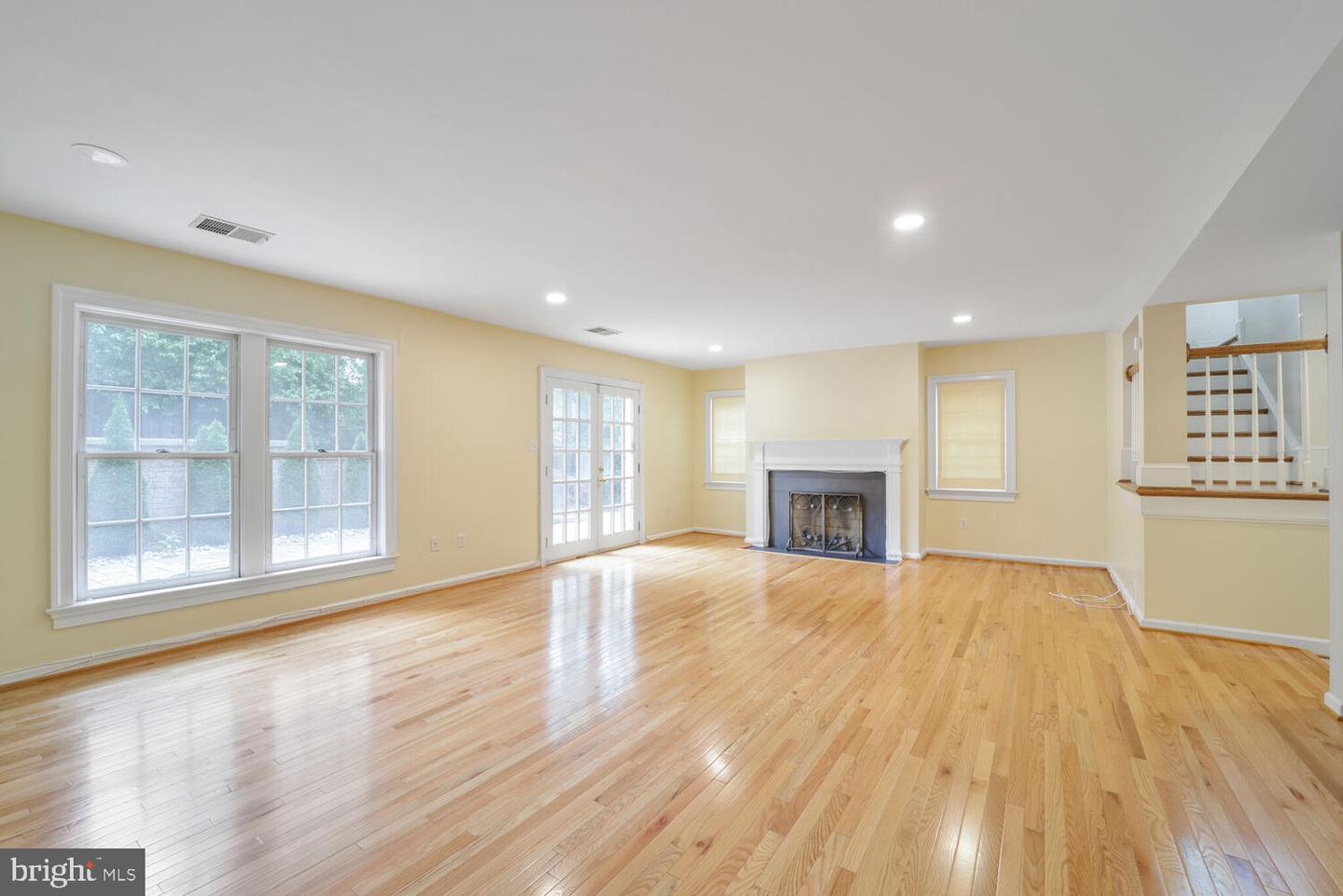 2053 MAYFAIR MCLEAN, FALLS CHURCH, Virginia 22043, 3 Bedrooms Bedrooms, ,3 BathroomsBathrooms,Residential,For sale,2053 MAYFAIR MCLEAN,VAFX2243542 MLS # VAFX2243542