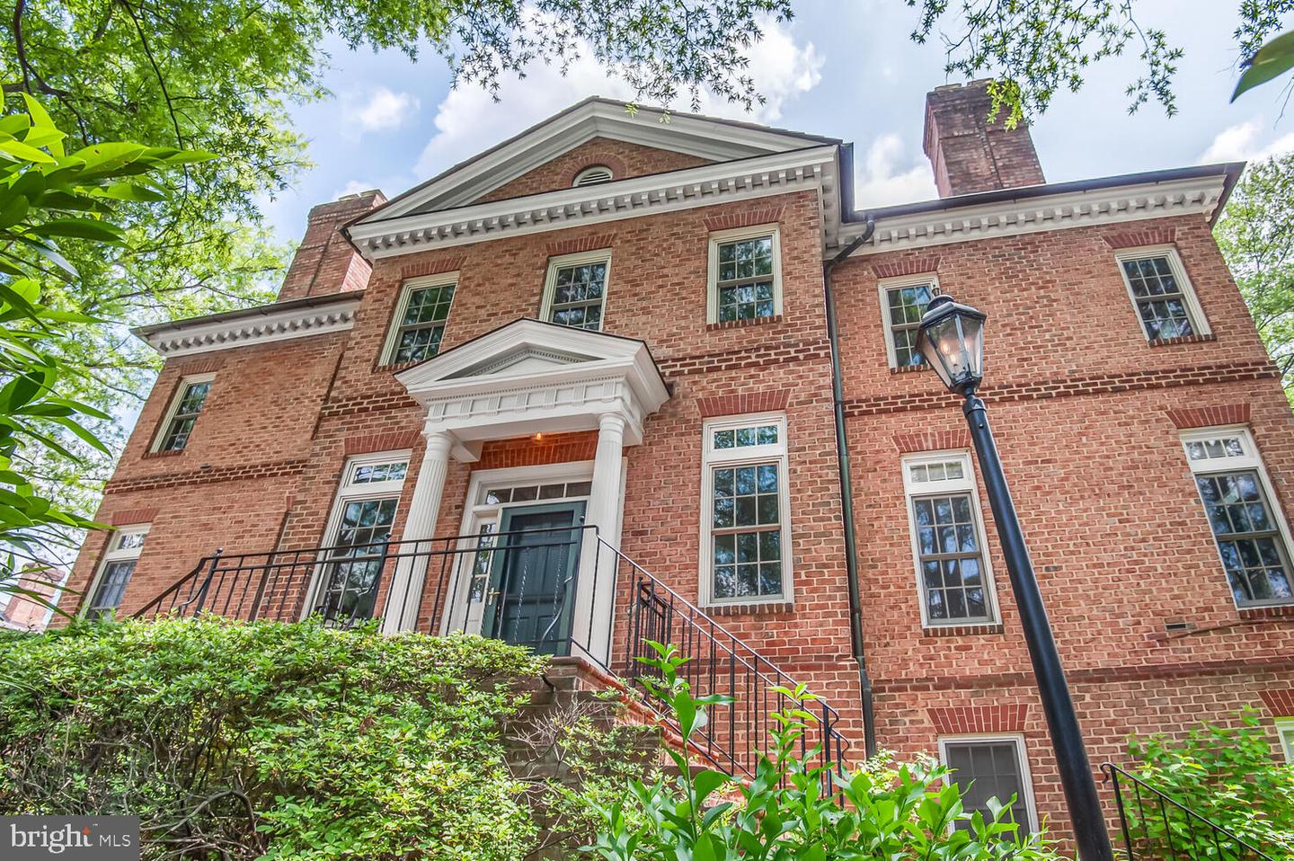 2053 MAYFAIR MCLEAN, FALLS CHURCH, Virginia 22043, 3 Bedrooms Bedrooms, ,3 BathroomsBathrooms,Residential,For sale,2053 MAYFAIR MCLEAN,VAFX2243542 MLS # VAFX2243542