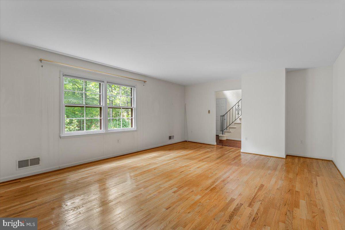 8150 WOLF RUN SHOALS RD, CLIFTON, Virginia 20124, 5 Bedrooms Bedrooms, ,3 BathroomsBathrooms,Residential,For sale,8150 WOLF RUN SHOALS RD,VAFX2243924 MLS # VAFX2243924