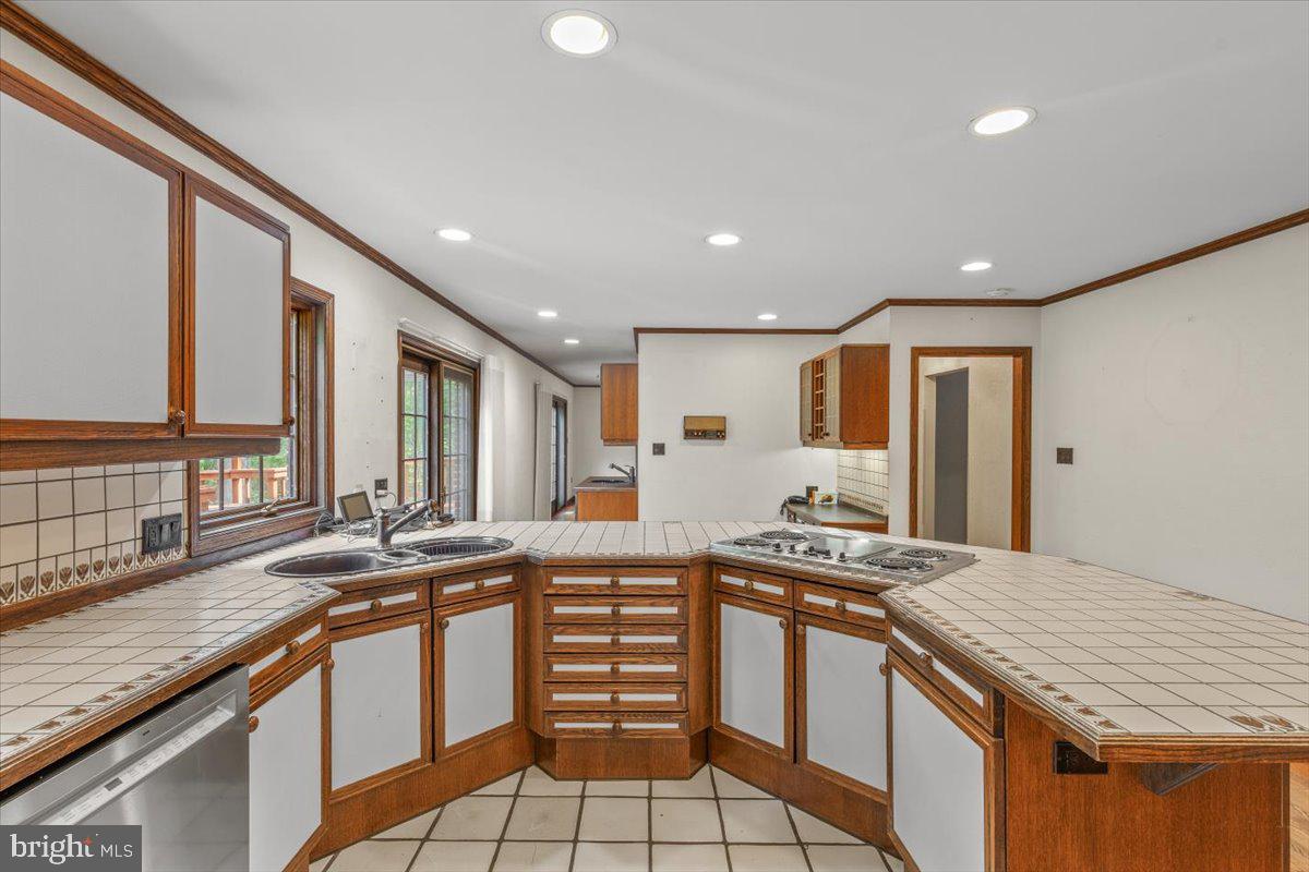 8150 WOLF RUN SHOALS RD, CLIFTON, Virginia 20124, 5 Bedrooms Bedrooms, ,3 BathroomsBathrooms,Residential,For sale,8150 WOLF RUN SHOALS RD,VAFX2243924 MLS # VAFX2243924