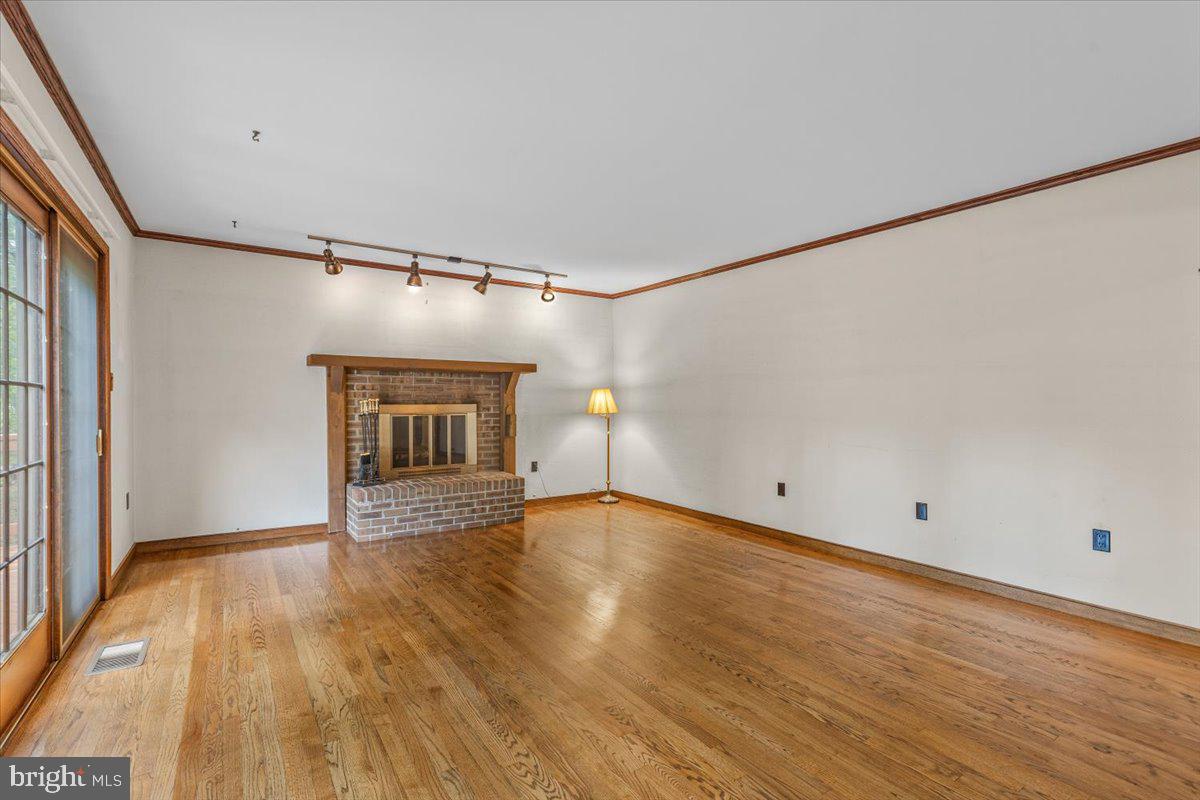 8150 WOLF RUN SHOALS RD, CLIFTON, Virginia 20124, 5 Bedrooms Bedrooms, ,3 BathroomsBathrooms,Residential,For sale,8150 WOLF RUN SHOALS RD,VAFX2243924 MLS # VAFX2243924