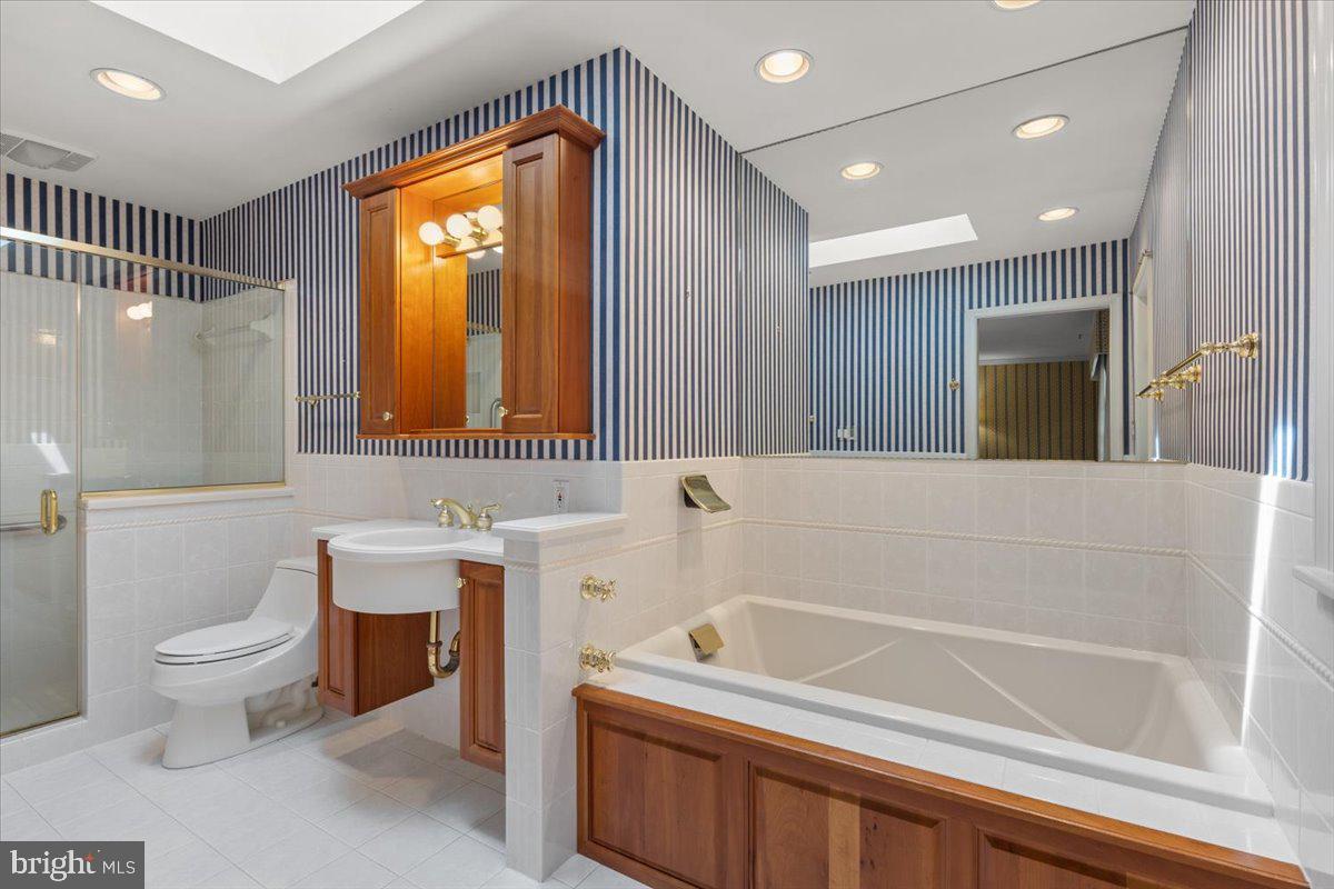 8150 WOLF RUN SHOALS RD, CLIFTON, Virginia 20124, 5 Bedrooms Bedrooms, ,3 BathroomsBathrooms,Residential,For sale,8150 WOLF RUN SHOALS RD,VAFX2243924 MLS # VAFX2243924