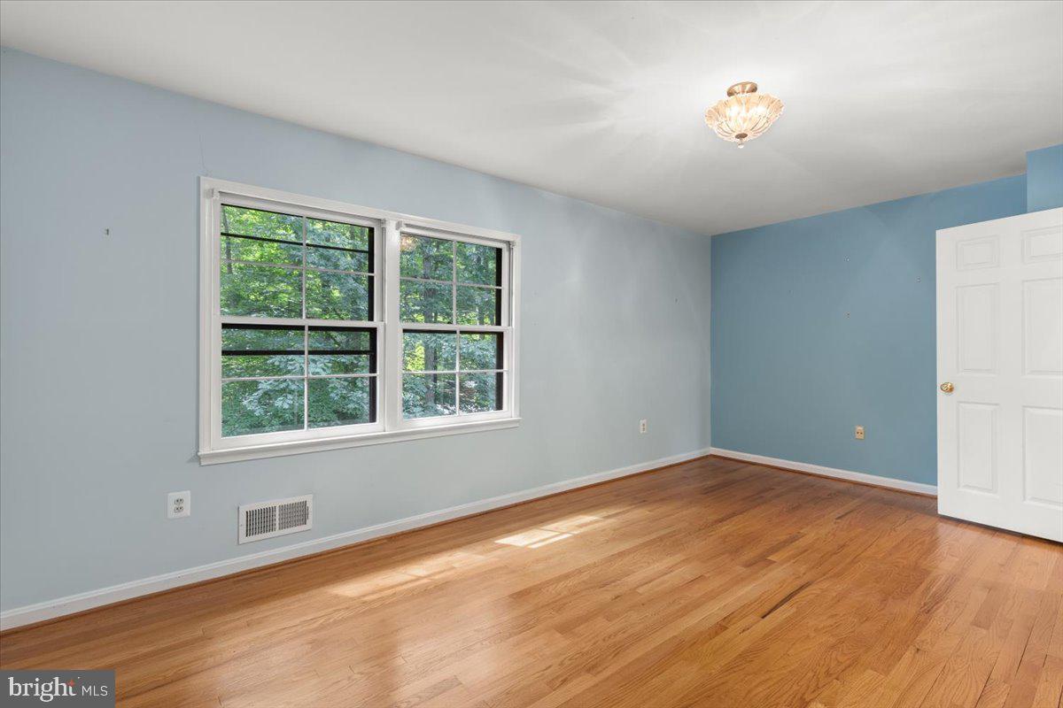 8150 WOLF RUN SHOALS RD, CLIFTON, Virginia 20124, 5 Bedrooms Bedrooms, ,3 BathroomsBathrooms,Residential,For sale,8150 WOLF RUN SHOALS RD,VAFX2243924 MLS # VAFX2243924