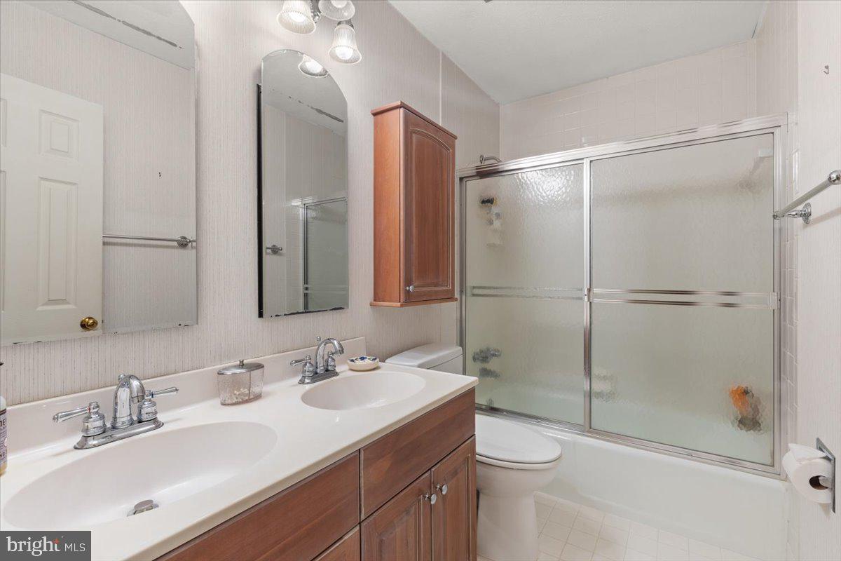 8150 WOLF RUN SHOALS RD, CLIFTON, Virginia 20124, 5 Bedrooms Bedrooms, ,3 BathroomsBathrooms,Residential,For sale,8150 WOLF RUN SHOALS RD,VAFX2243924 MLS # VAFX2243924