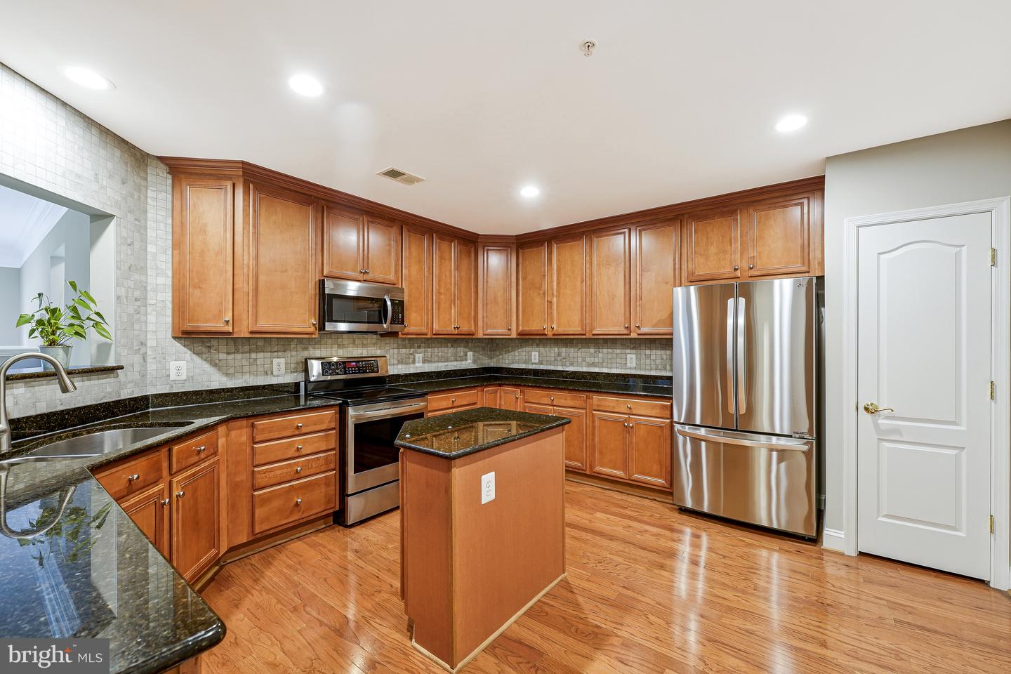 2903 SAINTSBURY PLAZA ##302, FAIRFAX, Virginia 22031, 3 Bedrooms Bedrooms, ,2 BathroomsBathrooms,Residential,For sale,2903 SAINTSBURY PLAZA ##302,VAFX2244750 MLS # VAFX2244750