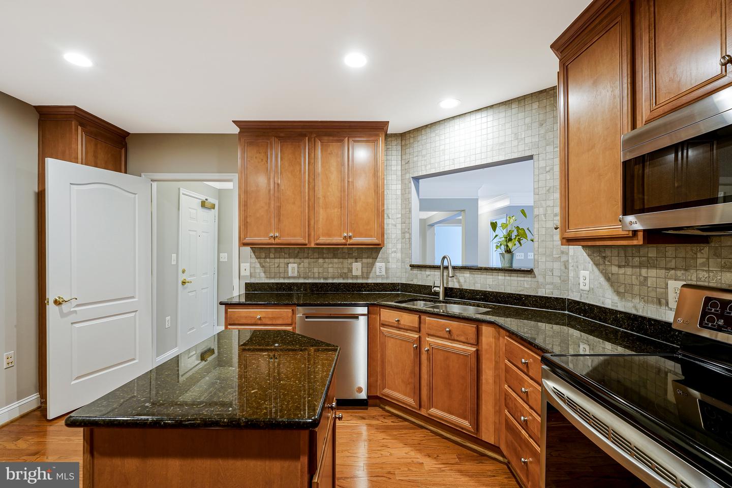 2903 SAINTSBURY PLAZA ##302, FAIRFAX, Virginia 22031, 3 Bedrooms Bedrooms, ,2 BathroomsBathrooms,Residential,For sale,2903 SAINTSBURY PLAZA ##302,VAFX2244750 MLS # VAFX2244750