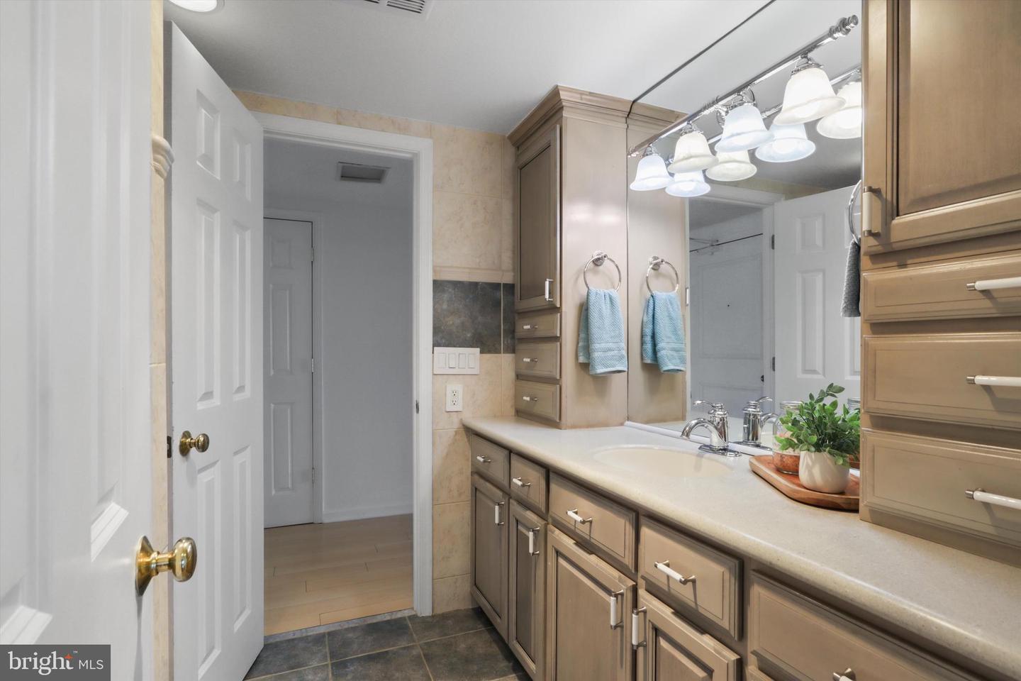 6101 EDSALL RD #611, ALEXANDRIA, Virginia 22304, 2 Bedrooms Bedrooms, ,2 BathroomsBathrooms,Residential,For sale,6101 EDSALL RD #611,VAAX2046054 MLS # VAAX2046054