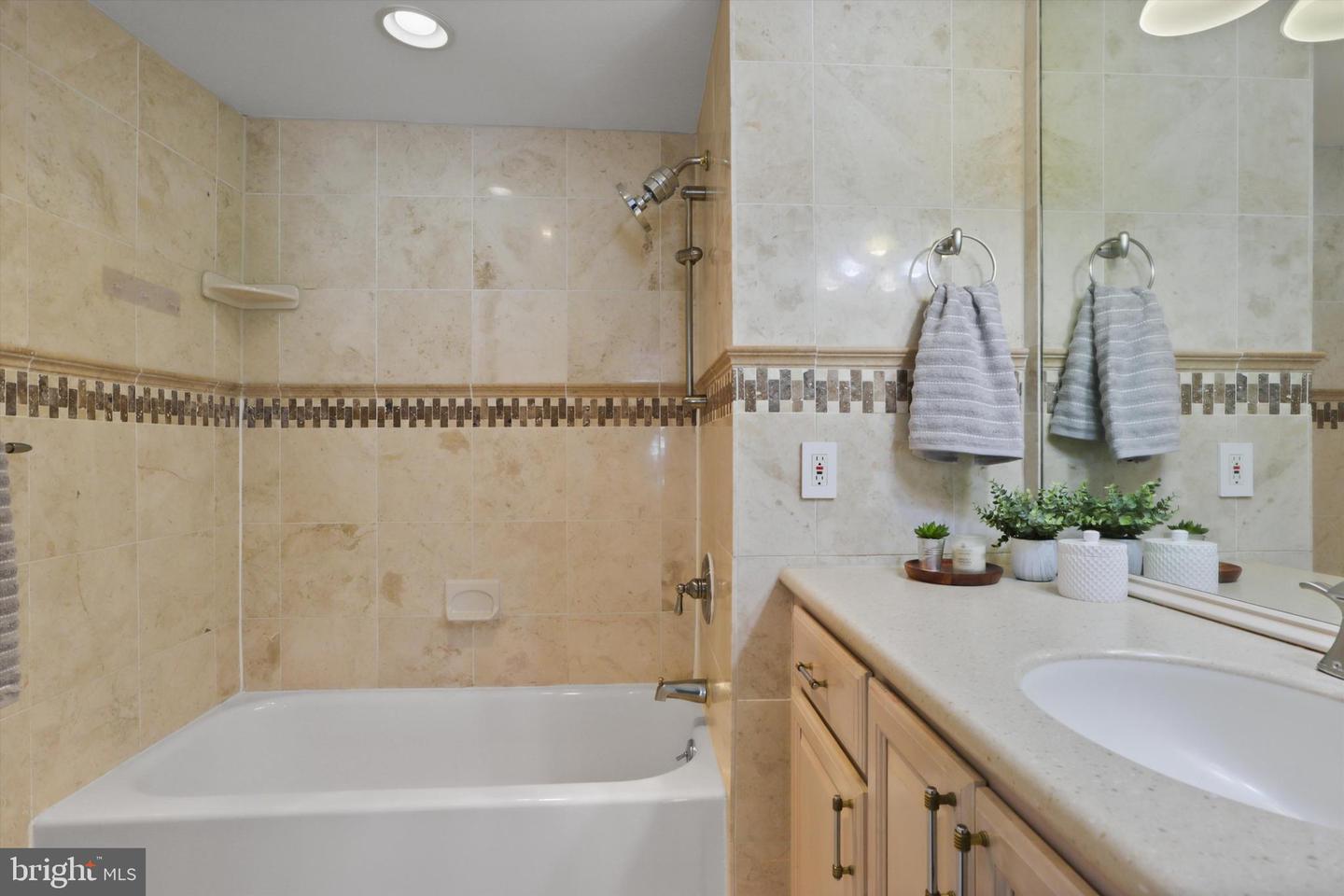 6101 EDSALL RD #611, ALEXANDRIA, Virginia 22304, 2 Bedrooms Bedrooms, ,2 BathroomsBathrooms,Residential,For sale,6101 EDSALL RD #611,VAAX2046054 MLS # VAAX2046054
