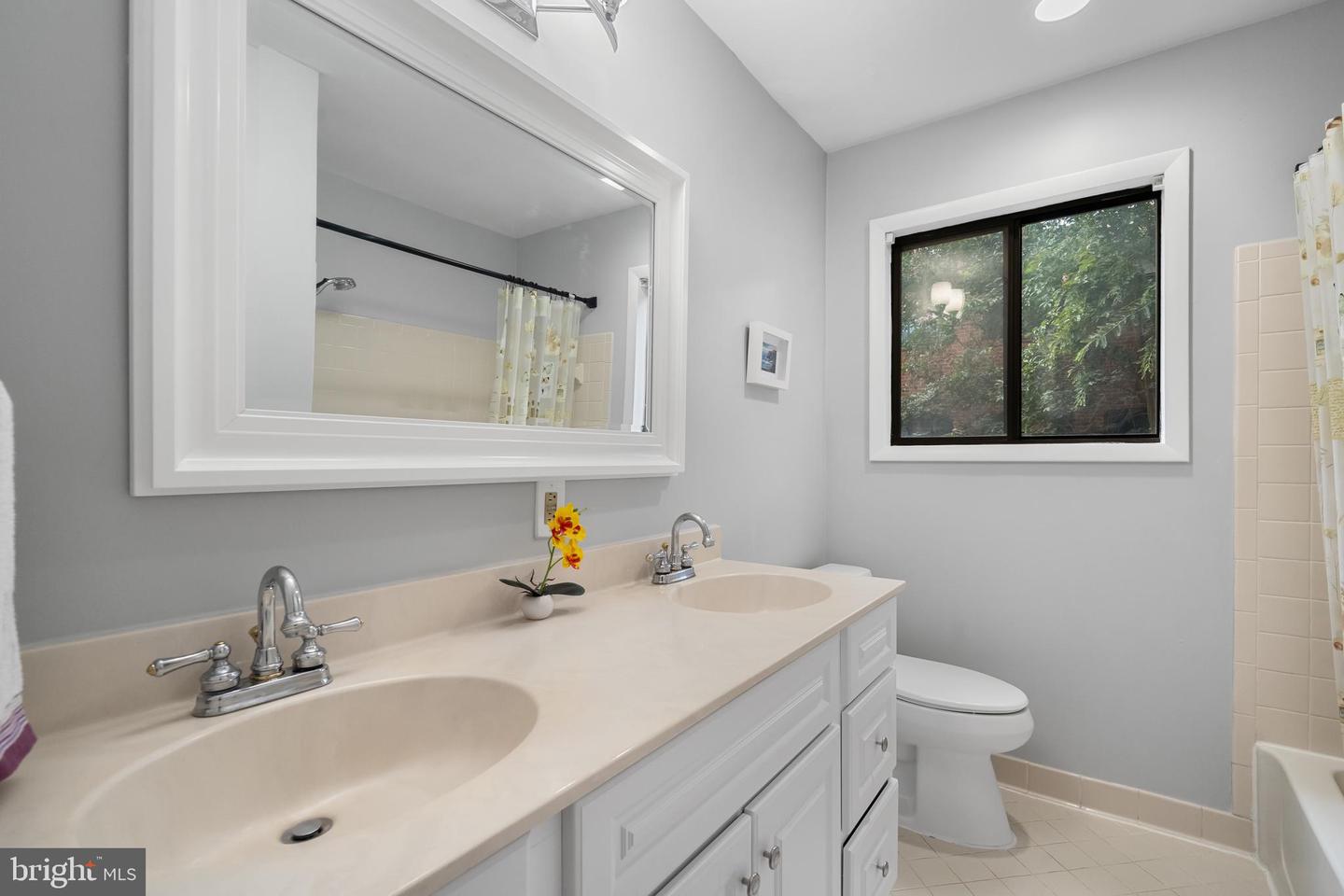 2702 DARTMOUTH RD #3, ALEXANDRIA, Virginia 22314, 2 Bedrooms Bedrooms, ,1 BathroomBathrooms,Residential,For sale,2702 DARTMOUTH RD #3,VAAX2046288 MLS # VAAX2046288