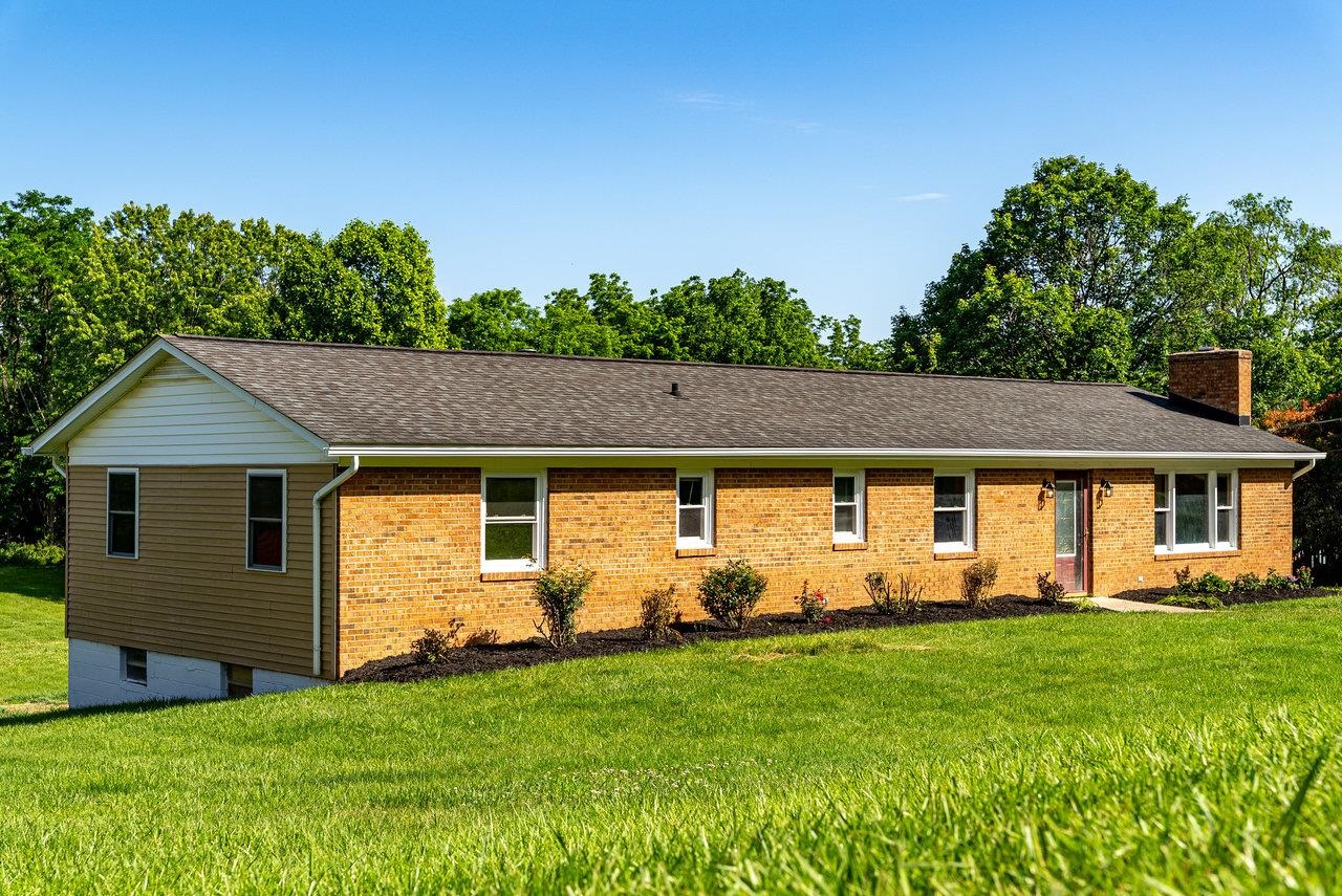 192 JACKSON AVE, NEW MARKET, Virginia 22844, 4 Bedrooms Bedrooms, ,2 BathroomsBathrooms,Residential,192 JACKSON AVE,665655 MLS # 665655