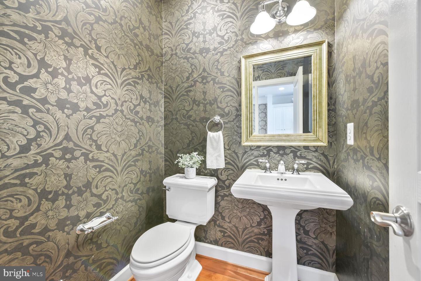 2541 S KENMORE CT, ARLINGTON, Virginia 22206, 3 Bedrooms Bedrooms, 8 Rooms Rooms,3 BathroomsBathrooms,Residential,For sale,2541 S KENMORE CT,VAAR2055714 MLS # VAAR2055714