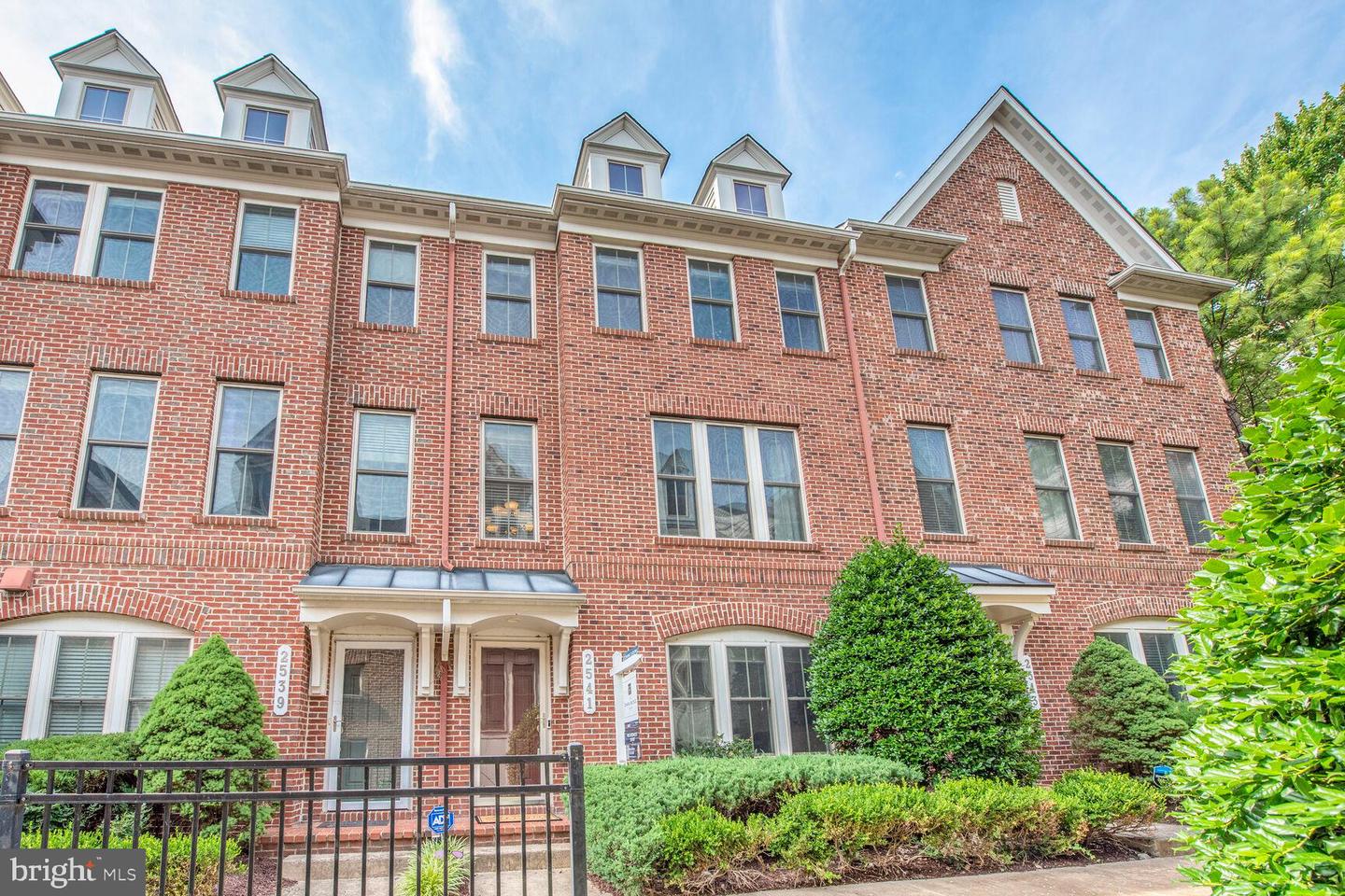 2541 S KENMORE CT, ARLINGTON, Virginia 22206, 3 Bedrooms Bedrooms, 8 Rooms Rooms,3 BathroomsBathrooms,Residential,For sale,2541 S KENMORE CT,VAAR2055714 MLS # VAAR2055714