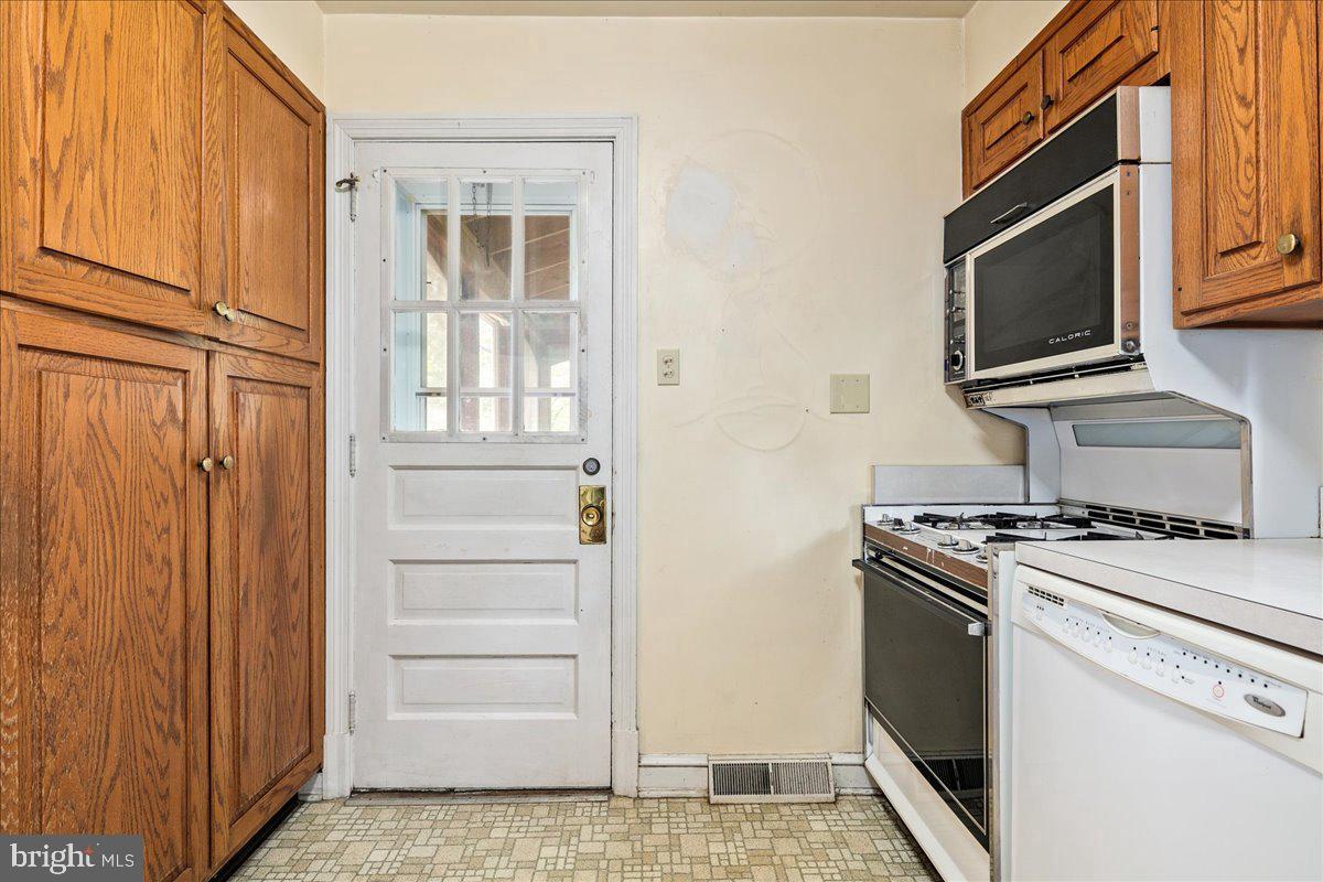 2320 N BUCHANAN ST, ARLINGTON, Virginia 22207, 5 Bedrooms Bedrooms, ,3 BathroomsBathrooms,Residential,For sale,2320 N BUCHANAN ST,VAAR2057922 MLS # VAAR2057922