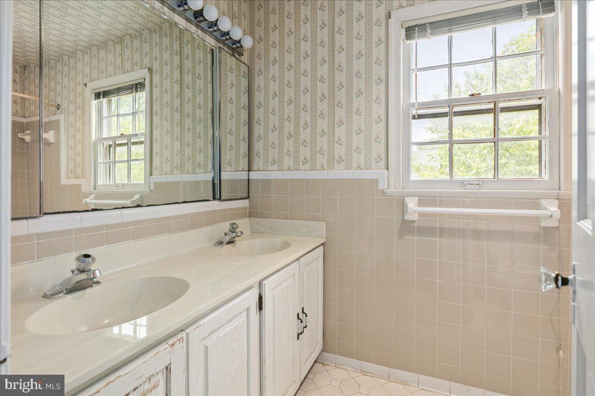 2320 N BUCHANAN ST, ARLINGTON, Virginia 22207, 5 Bedrooms Bedrooms, ,3 BathroomsBathrooms,Residential,For sale,2320 N BUCHANAN ST,VAAR2057922 MLS # VAAR2057922