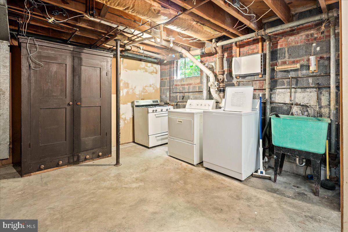 2320 N BUCHANAN ST, ARLINGTON, Virginia 22207, 5 Bedrooms Bedrooms, ,3 BathroomsBathrooms,Residential,For sale,2320 N BUCHANAN ST,VAAR2057922 MLS # VAAR2057922