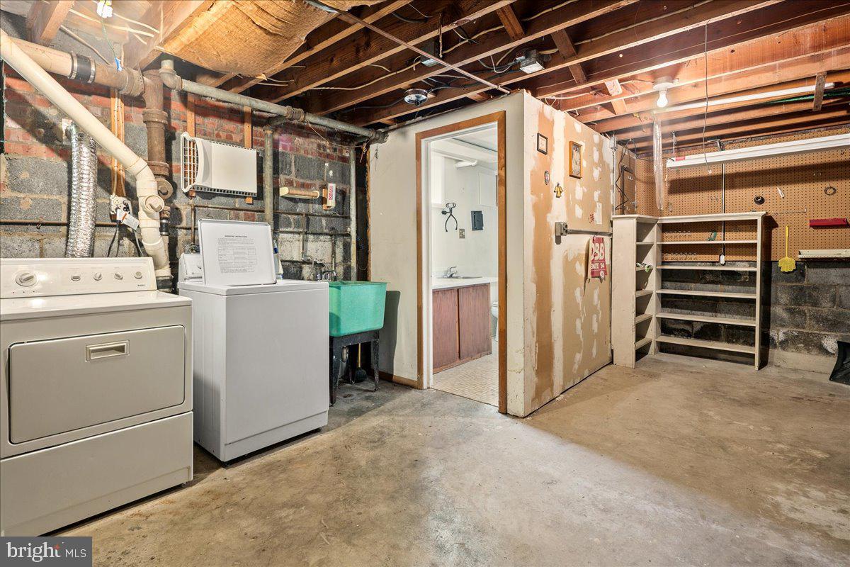 2320 N BUCHANAN ST, ARLINGTON, Virginia 22207, 5 Bedrooms Bedrooms, ,3 BathroomsBathrooms,Residential,For sale,2320 N BUCHANAN ST,VAAR2057922 MLS # VAAR2057922
